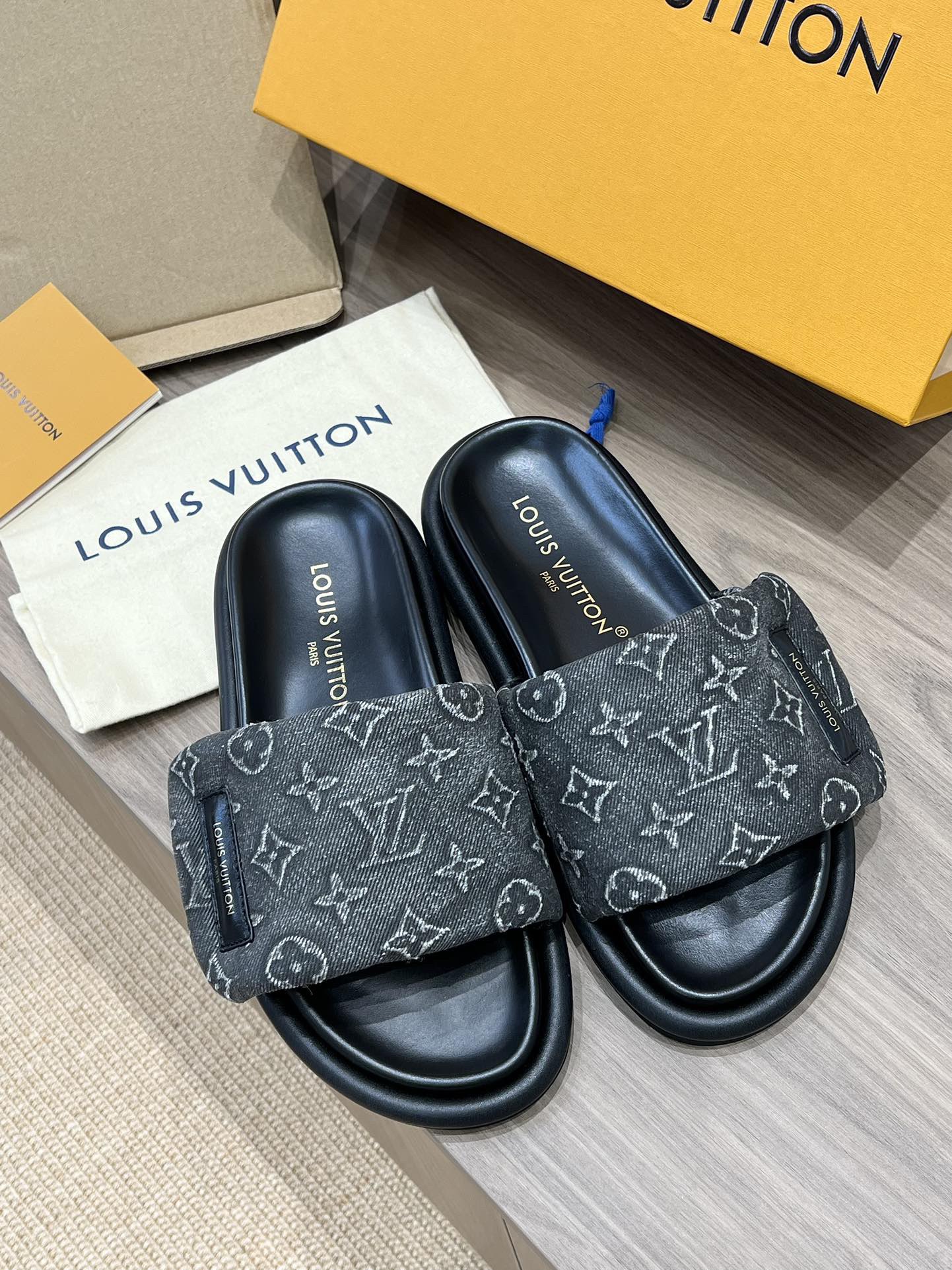 L*V Pool Pillow Flat Comfort