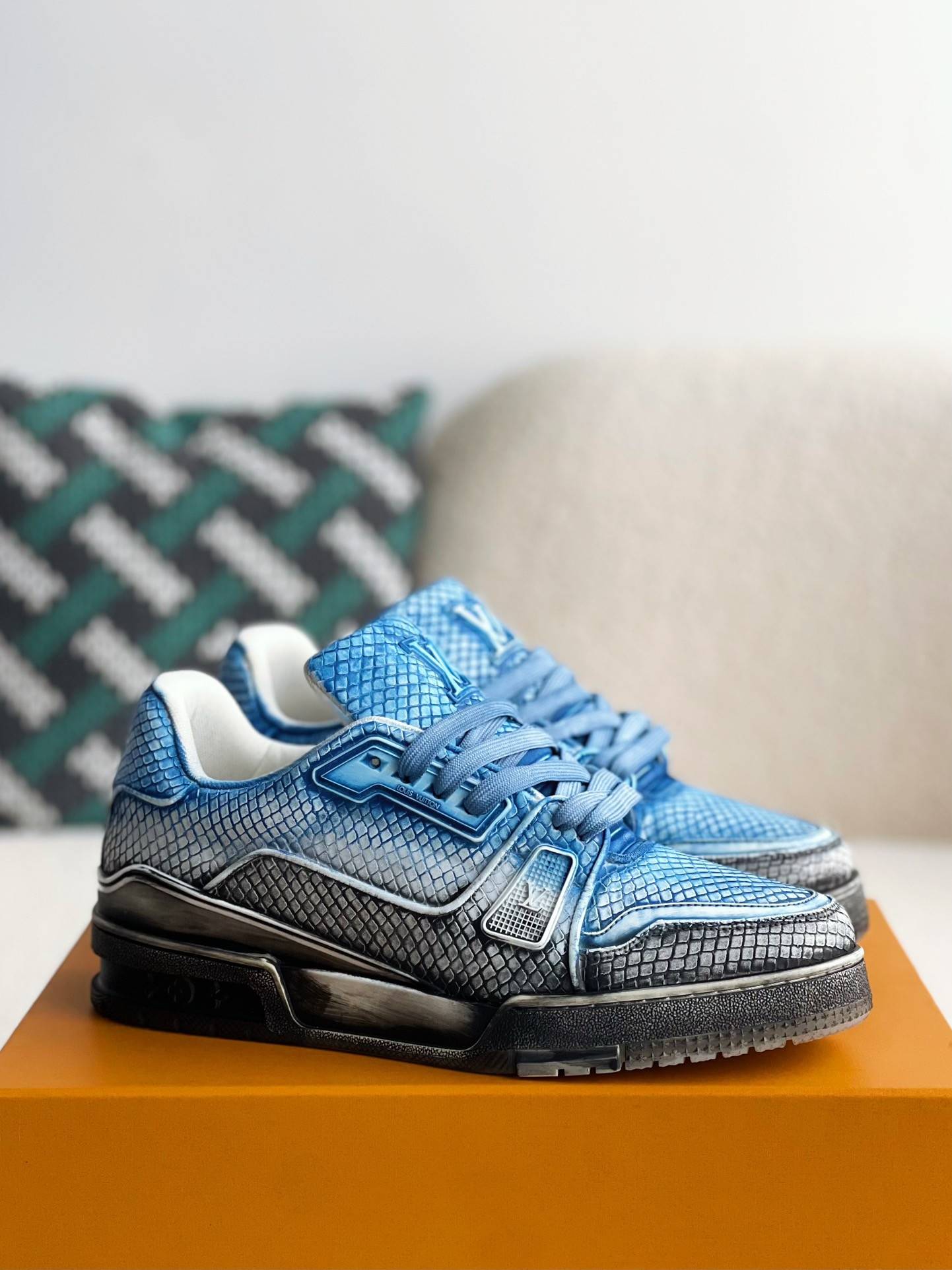 L*V TRAINER SNEAKERS