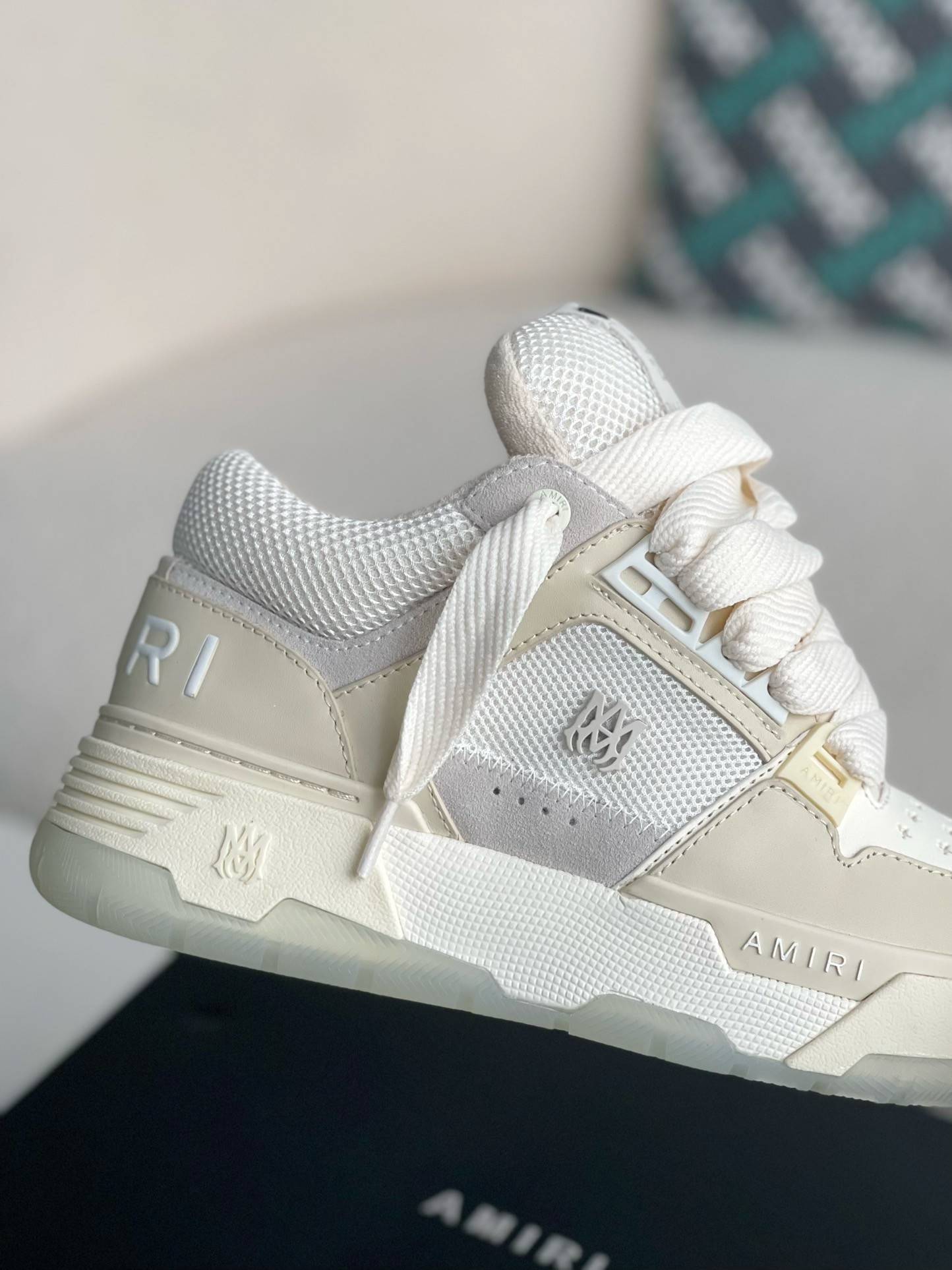 A*RI sneaker