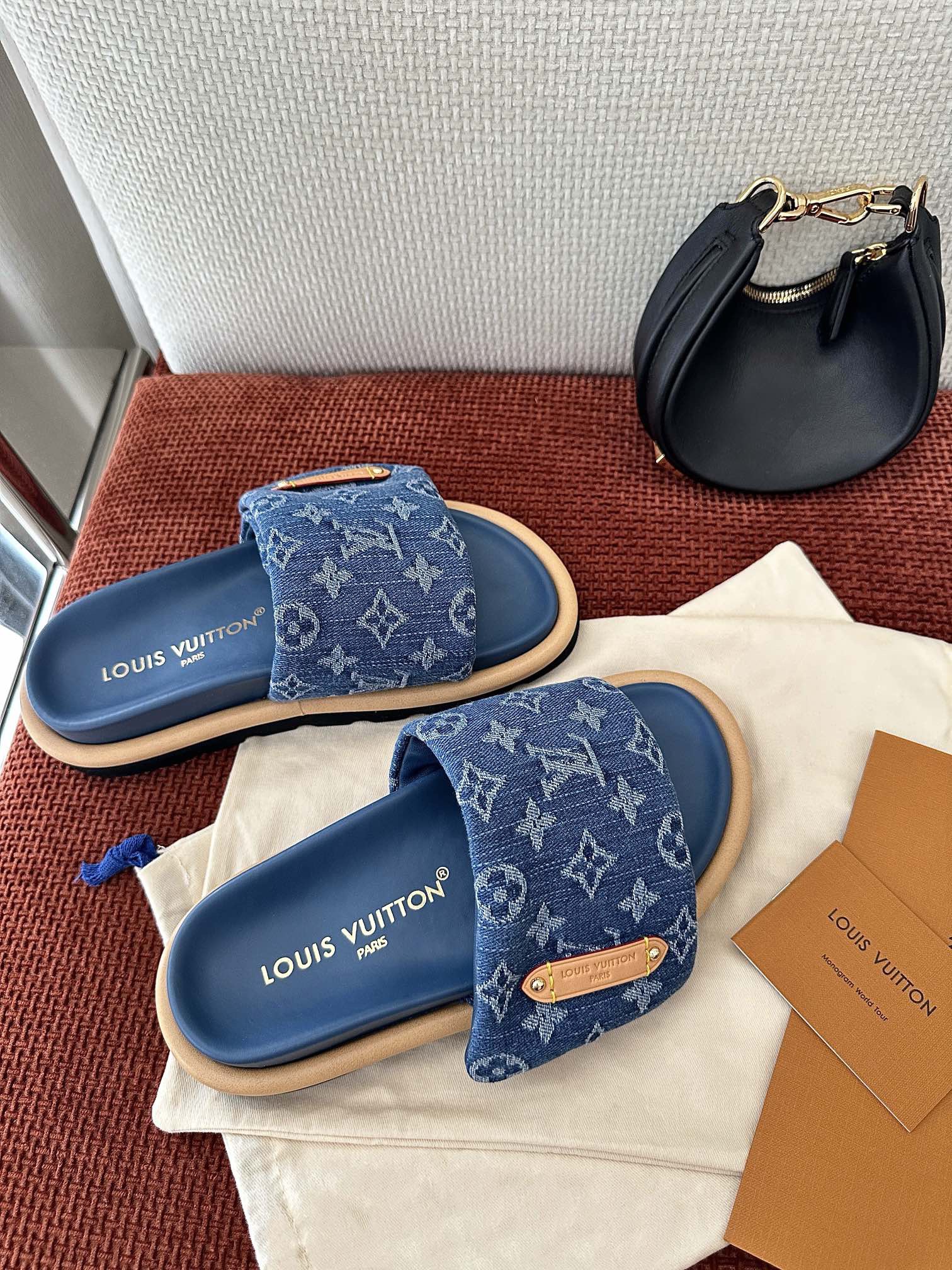 L*V Pool Pillow Flat Comfort