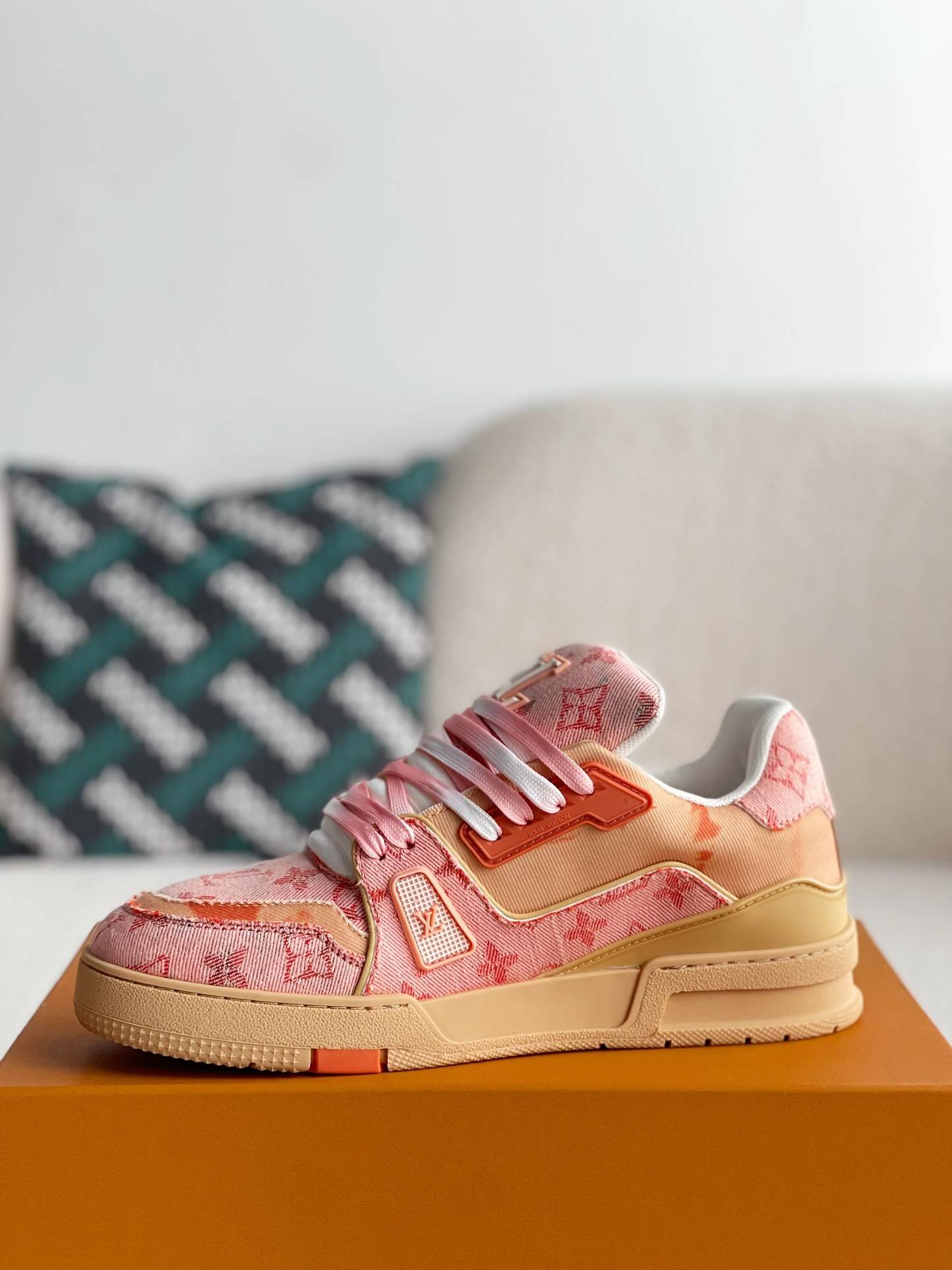 L*V TRAINER SNEAKERS