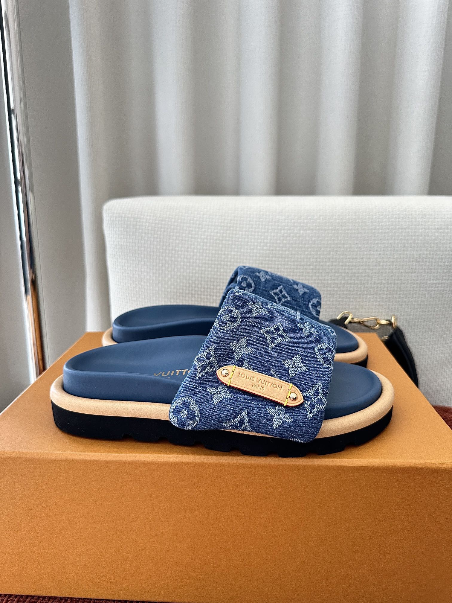 L*V Pool Pillow Flat Comfort