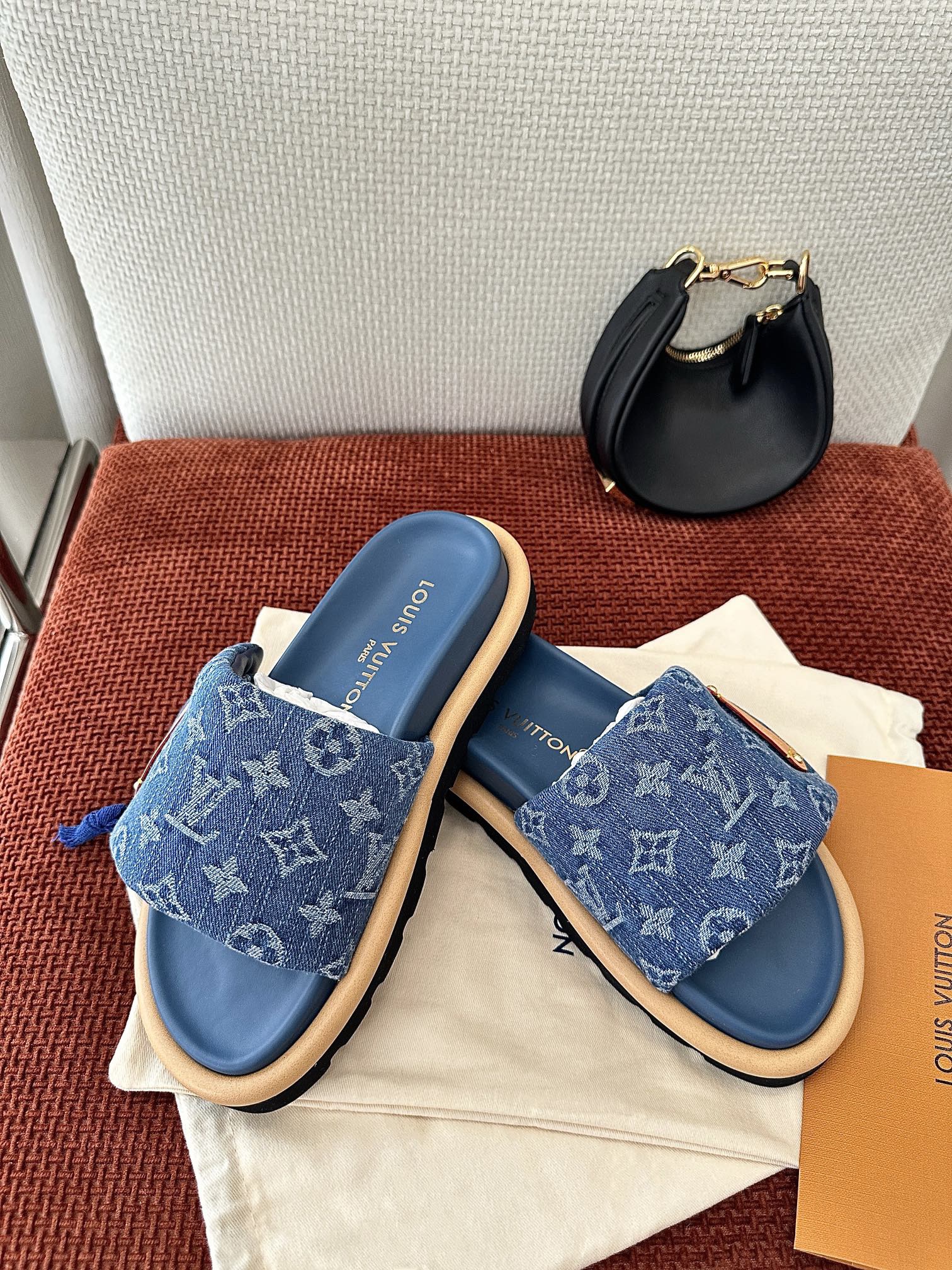 L*V Pool Pillow Flat Comfort