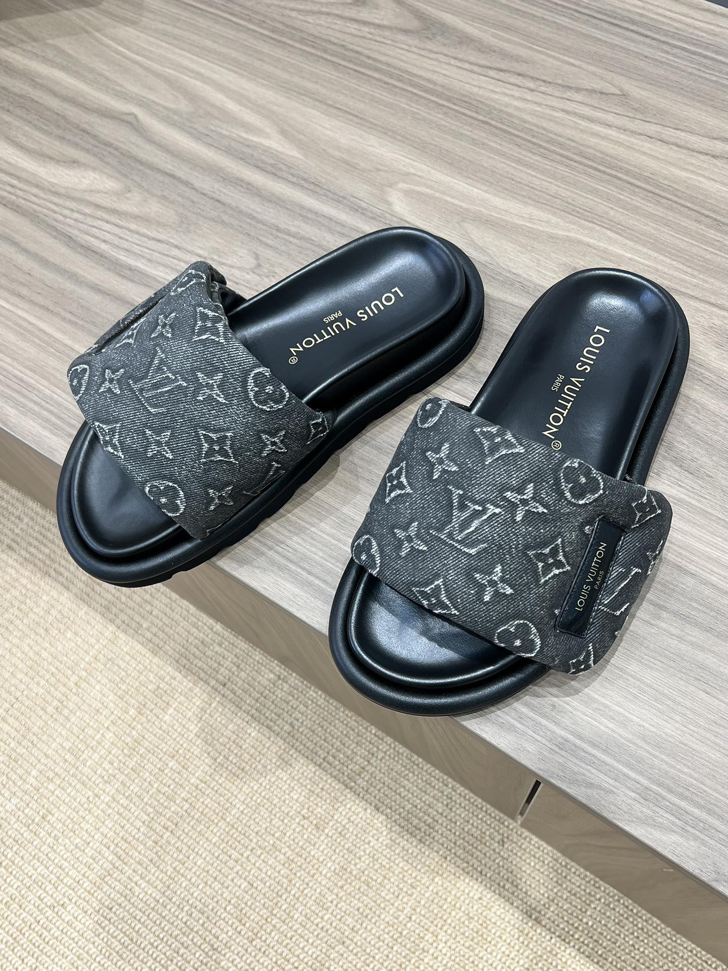 L*V Pool Pillow Flat Comfort