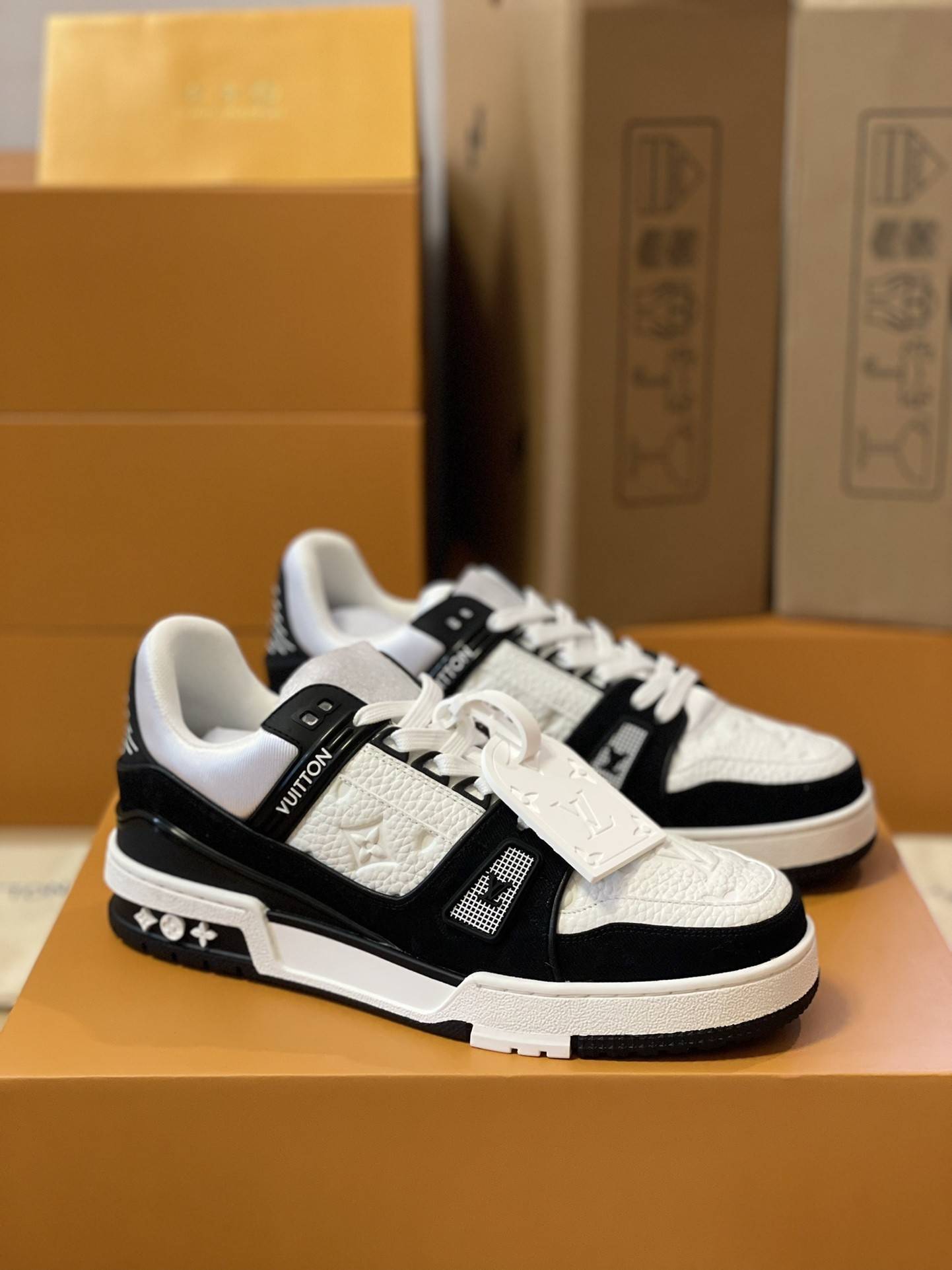 L*V TRAINER 1A8FN8 Sneakers