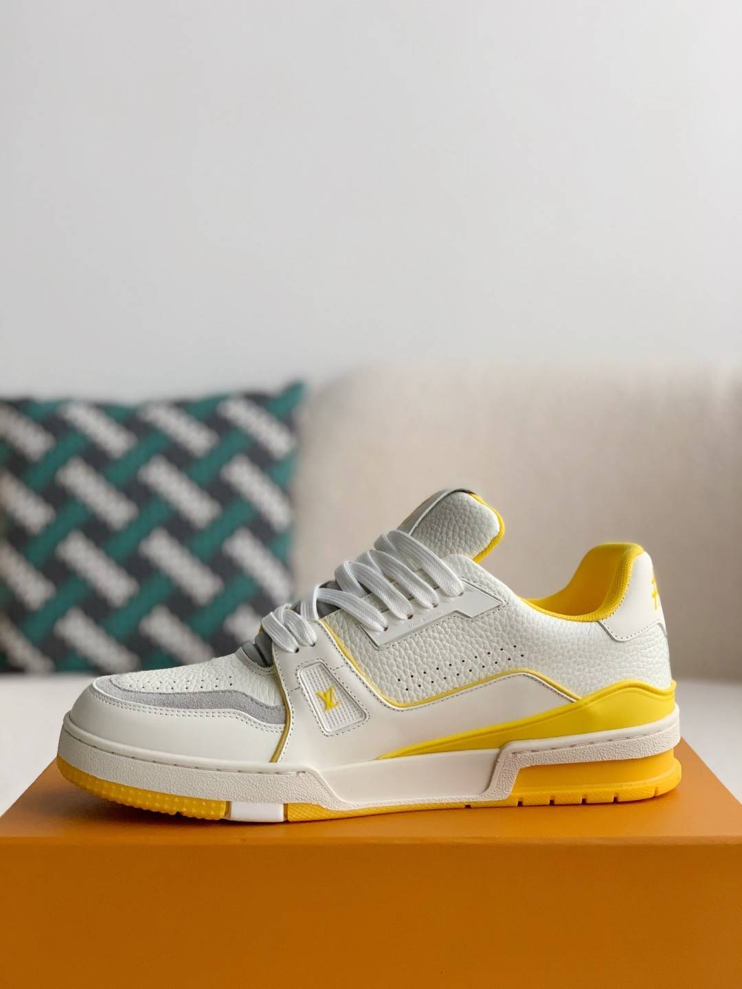 L*V TRAINER Sneakers