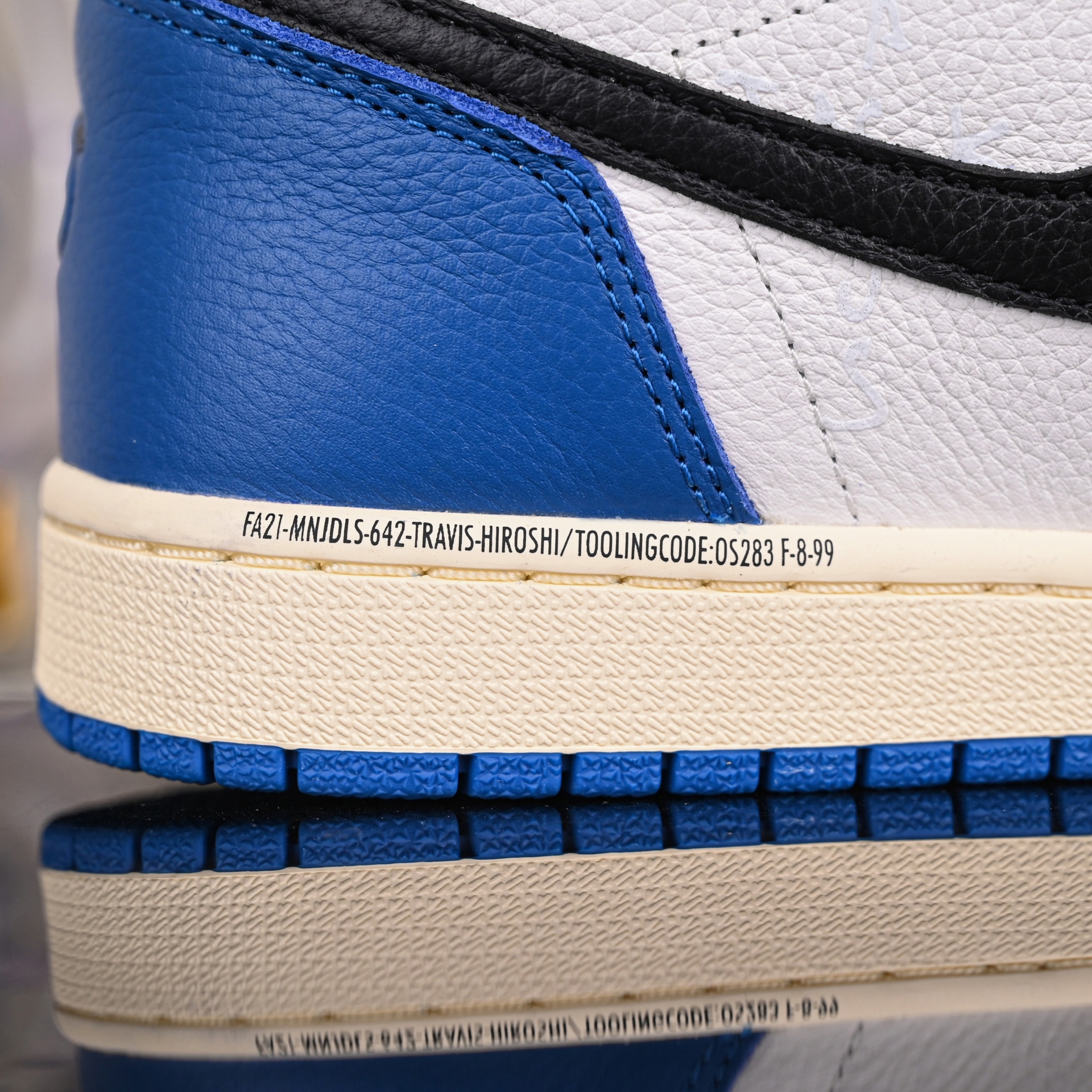FRAGMENT DESIGN X TRAVIS SCOTT X AIR JORDAN 1 RETRO HIGH DH3277-105