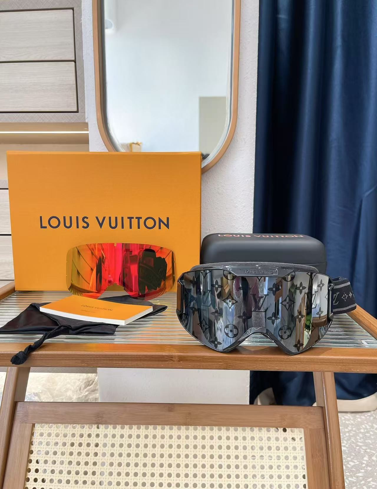 Louis Vuitton's new ski goggl es