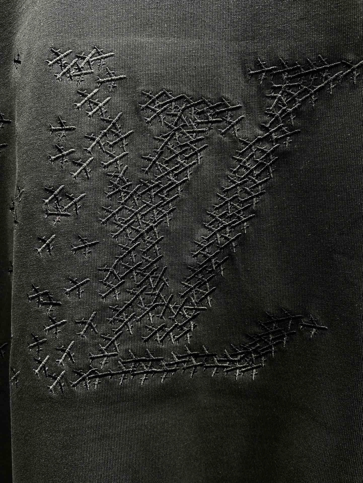 Pattern Cracked Embroidery T Shirt