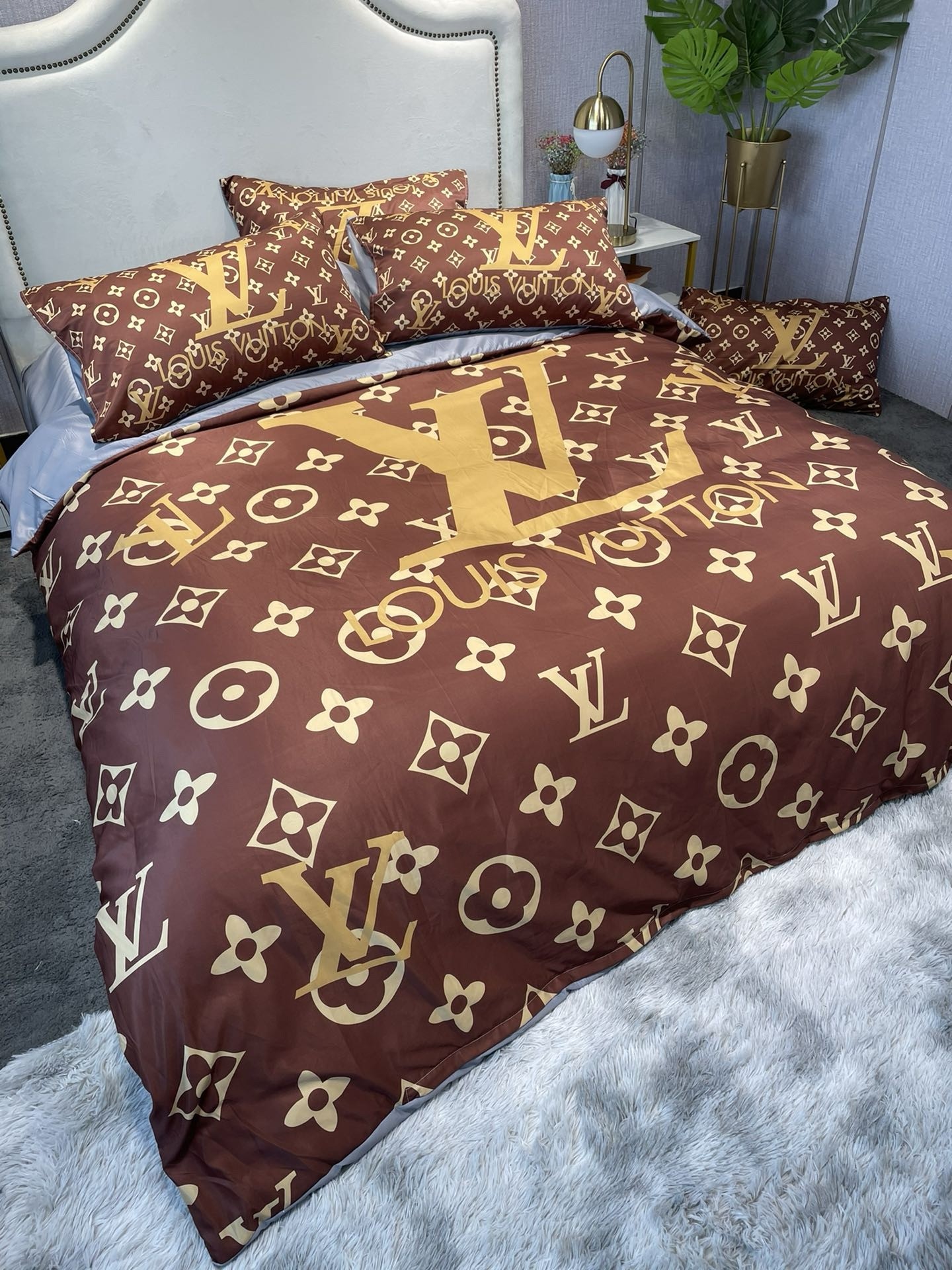 Bedding-Louis Vuitton four-p iece set
