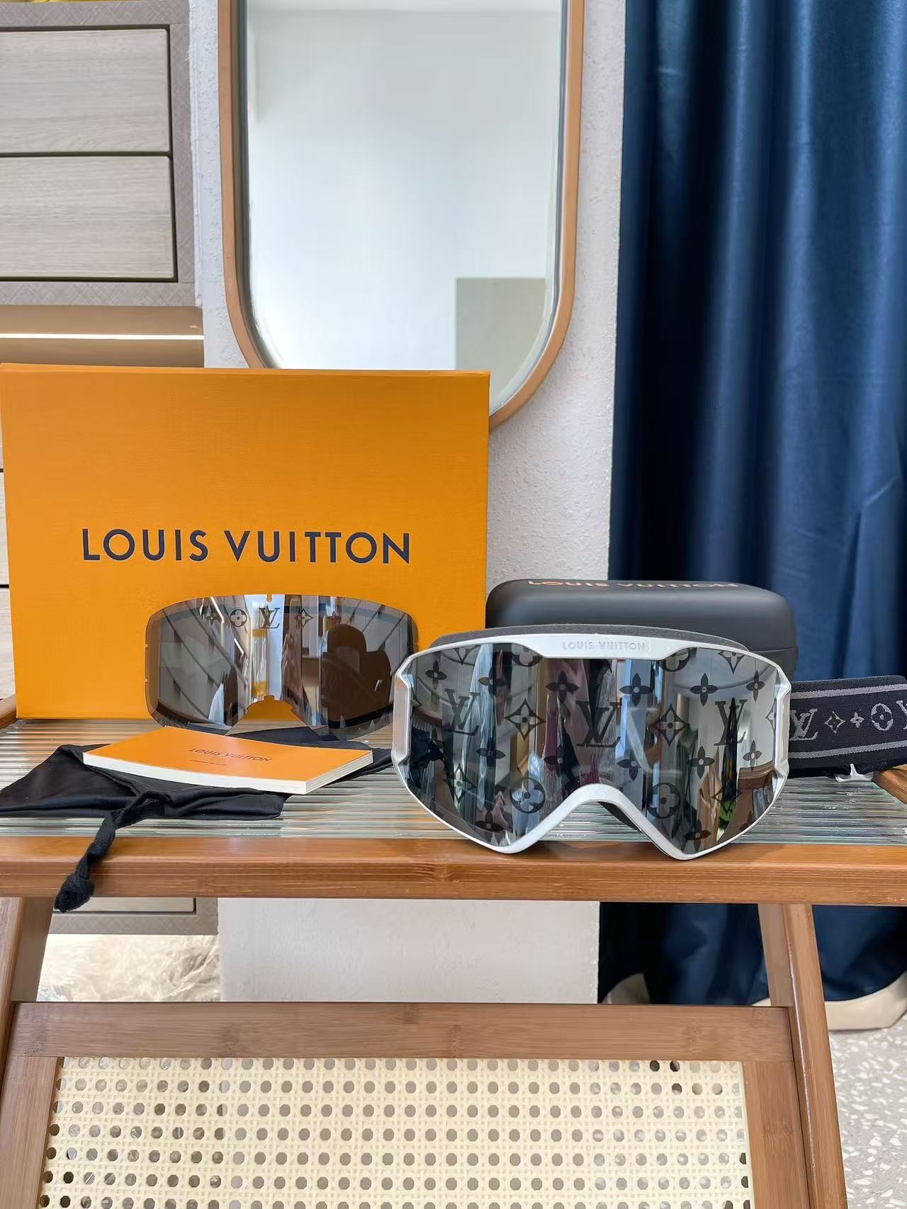 Louis Vuitton's new ski goggl es