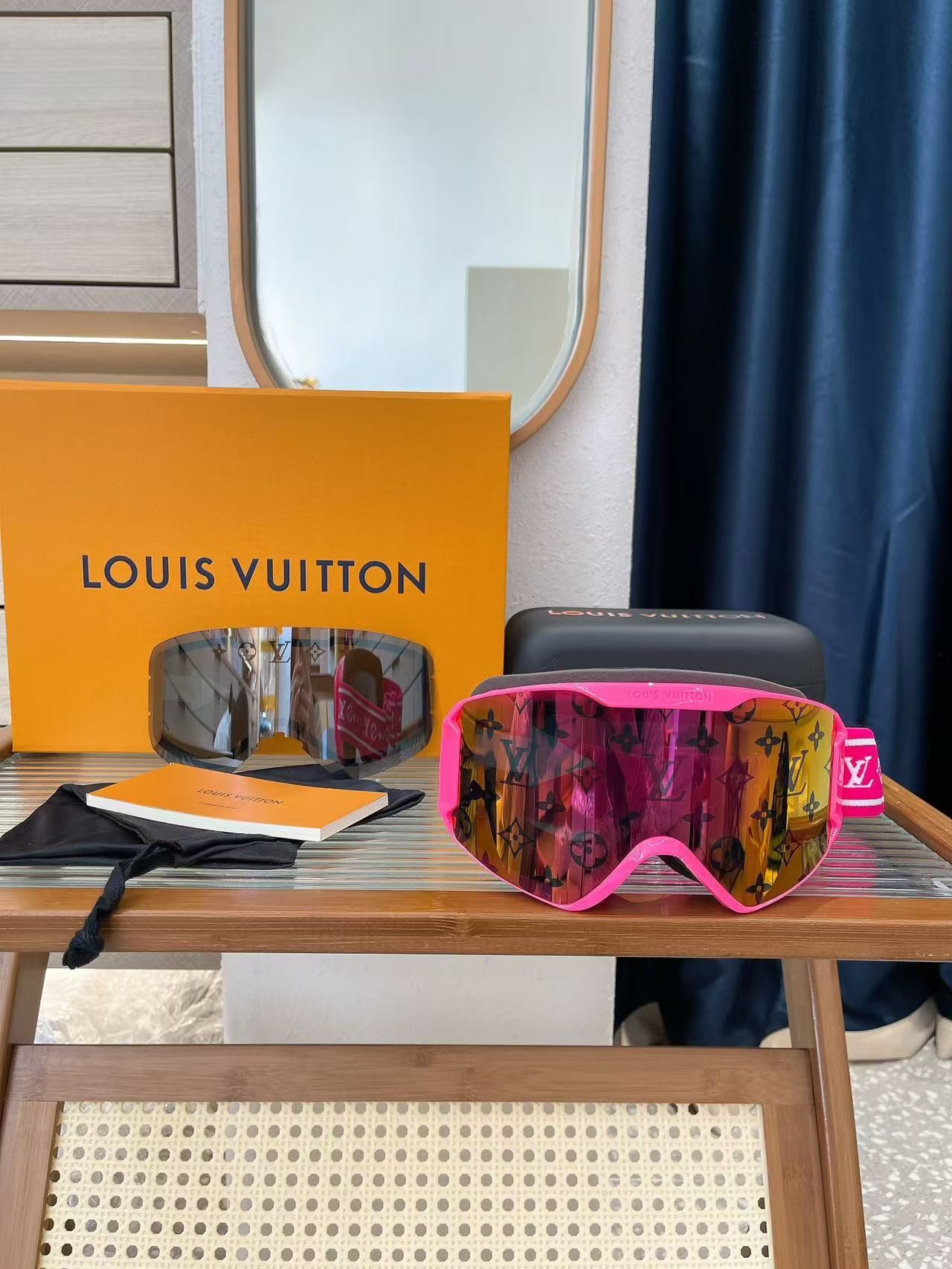 Louis Vuitton's new ski goggl es