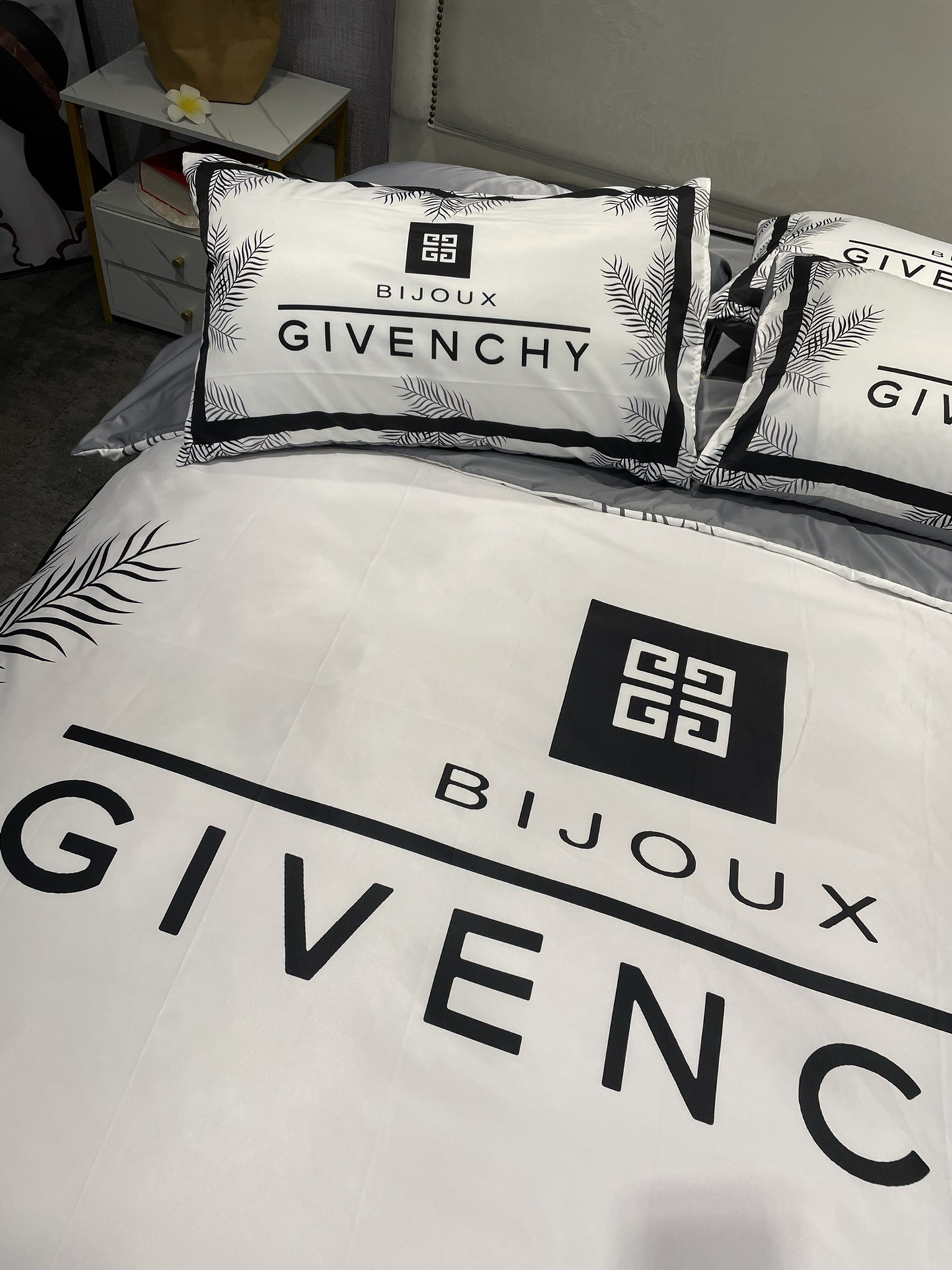 Bedding-GIVENCHY four-piec e set