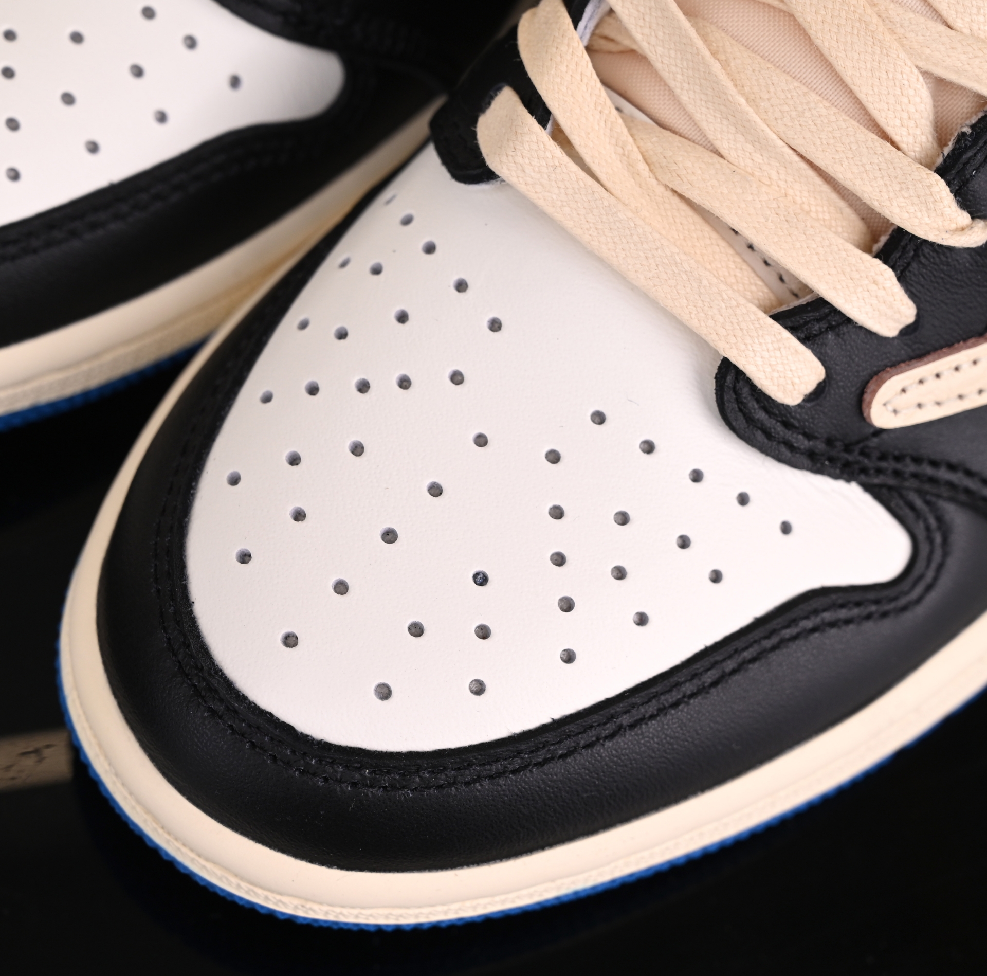 FRAGMENT DESIGN X TRAVIS SCOTT X AIR JORDAN 1 LOW DM7866-140