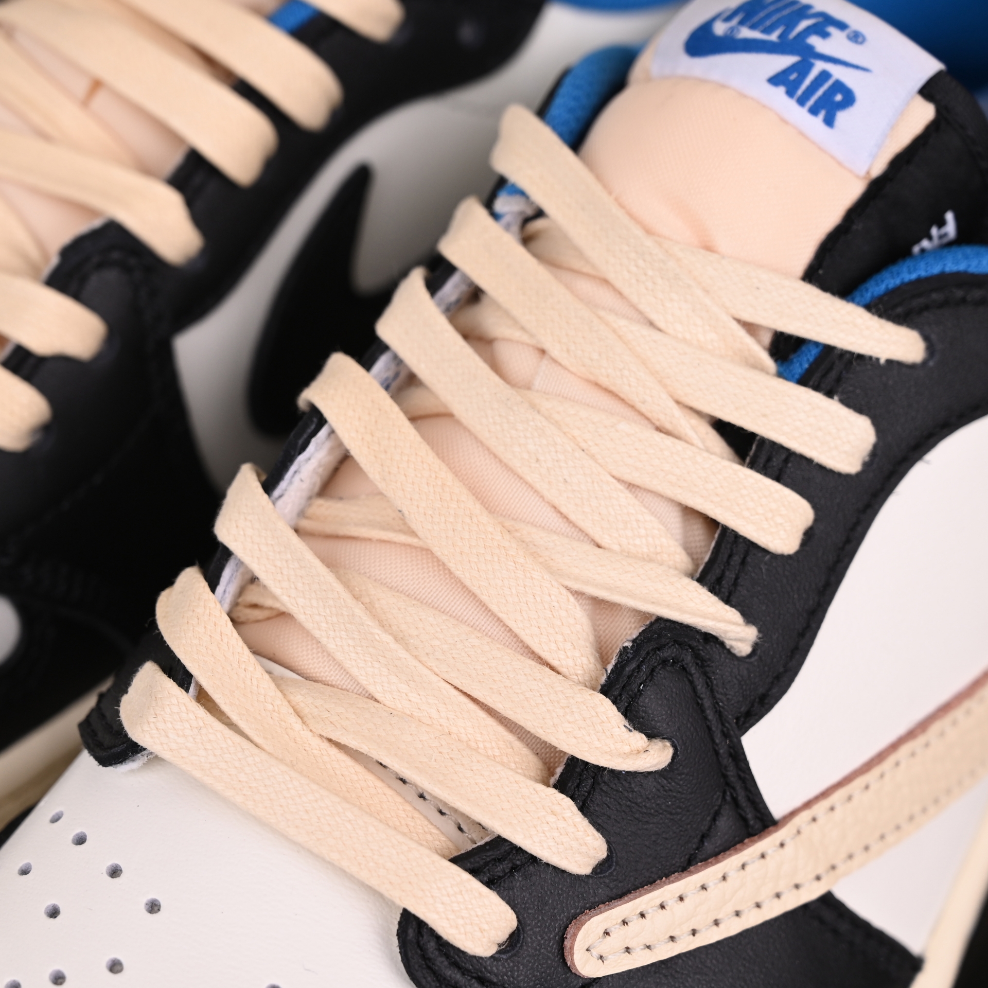 FRAGMENT DESIGN X TRAVIS SCOTT X AIR JORDAN 1 LOW DM7866-140