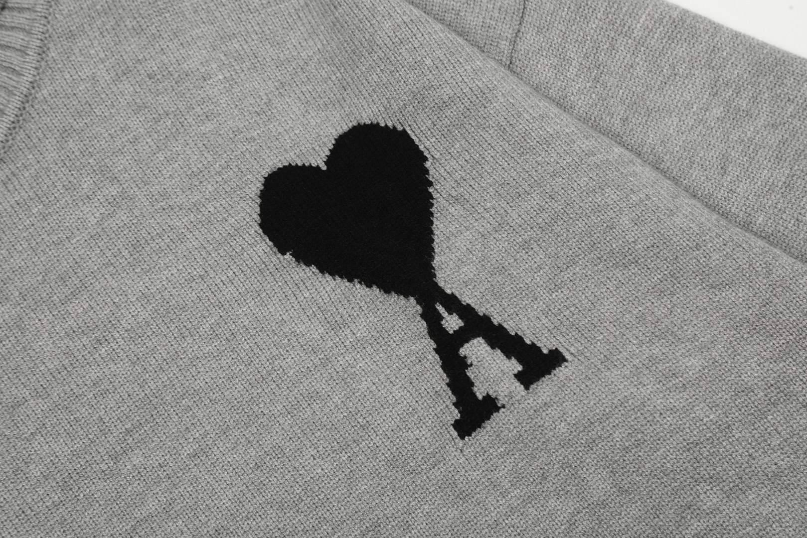 Am1 2024SS classic gray jacquard big heart turtleneck sweater
