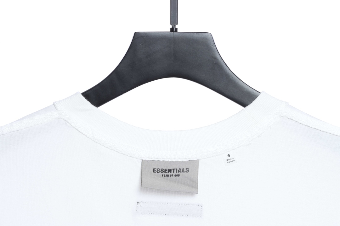 Essentials back silicone letter short sleeve