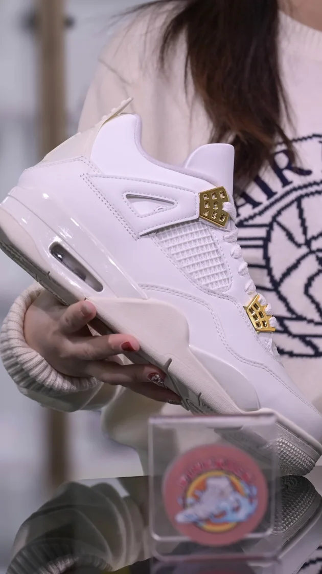 Start the month stepping in style – upgrade your shoe today!🛒