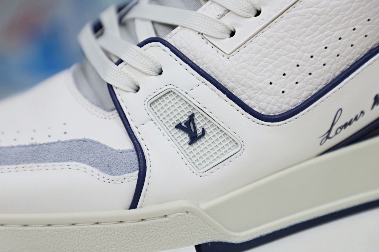 LV   Trainer