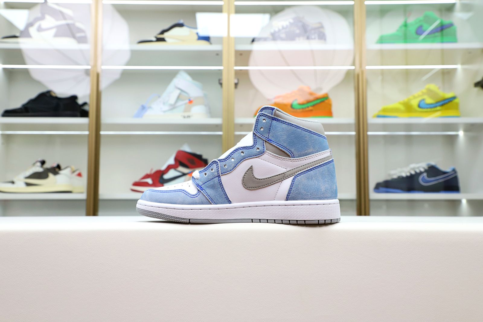 AIR JORDAN 1 RETRO HIGH OG 'HYPER ROYAL'