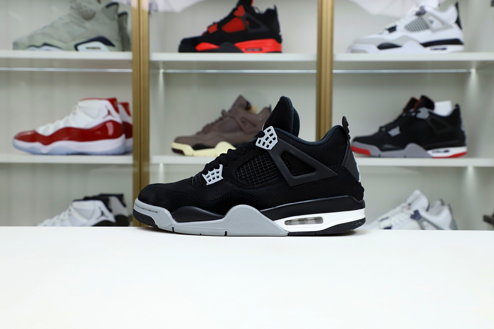 AIR JORDAN 4 