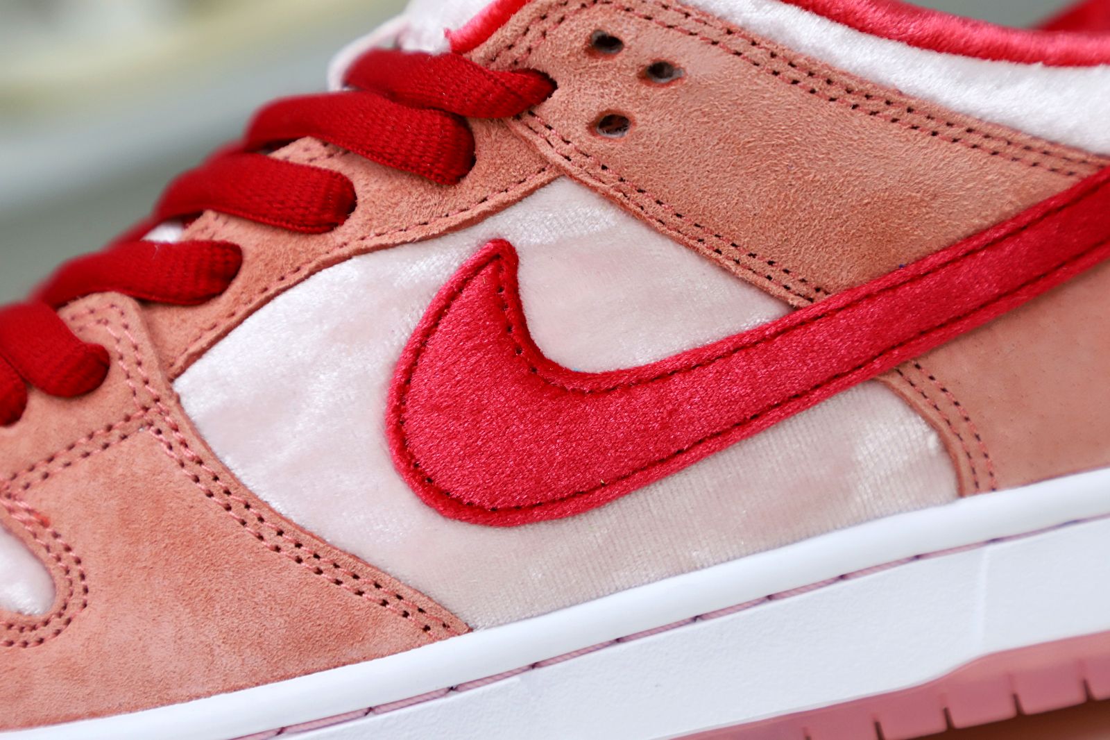 STRANGELOVE X DUNK LOW SB 'VALENTINE'S DAY'