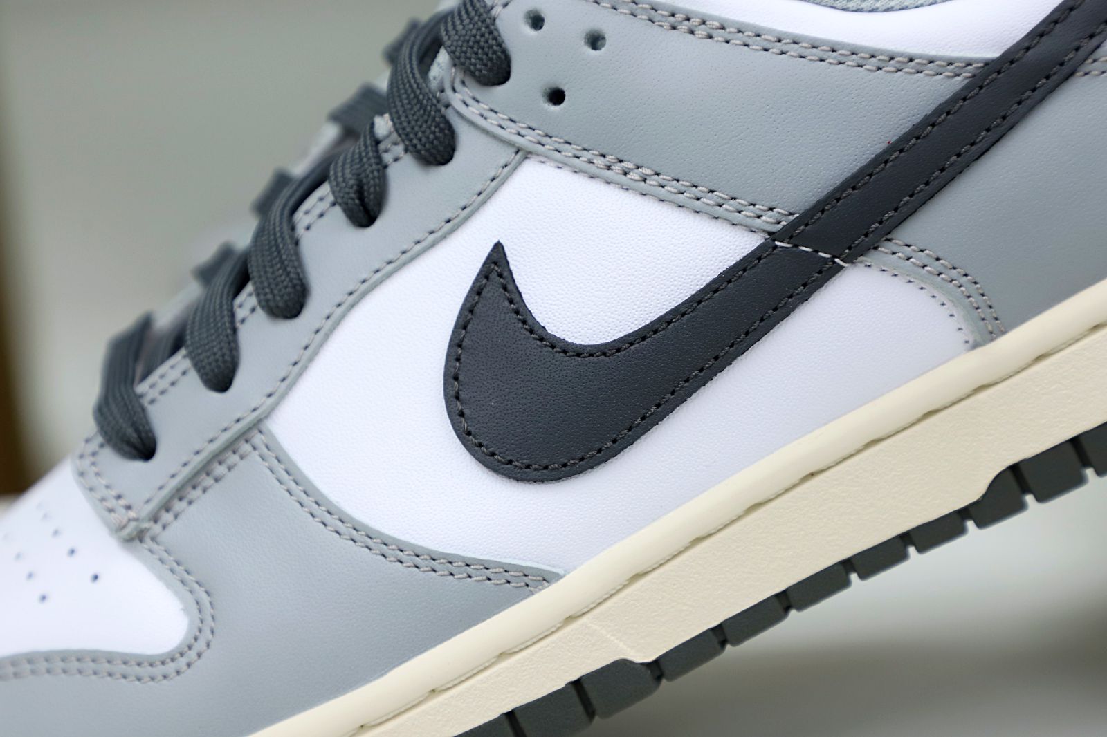 Nike Dunk Low  Light Smoke Grey