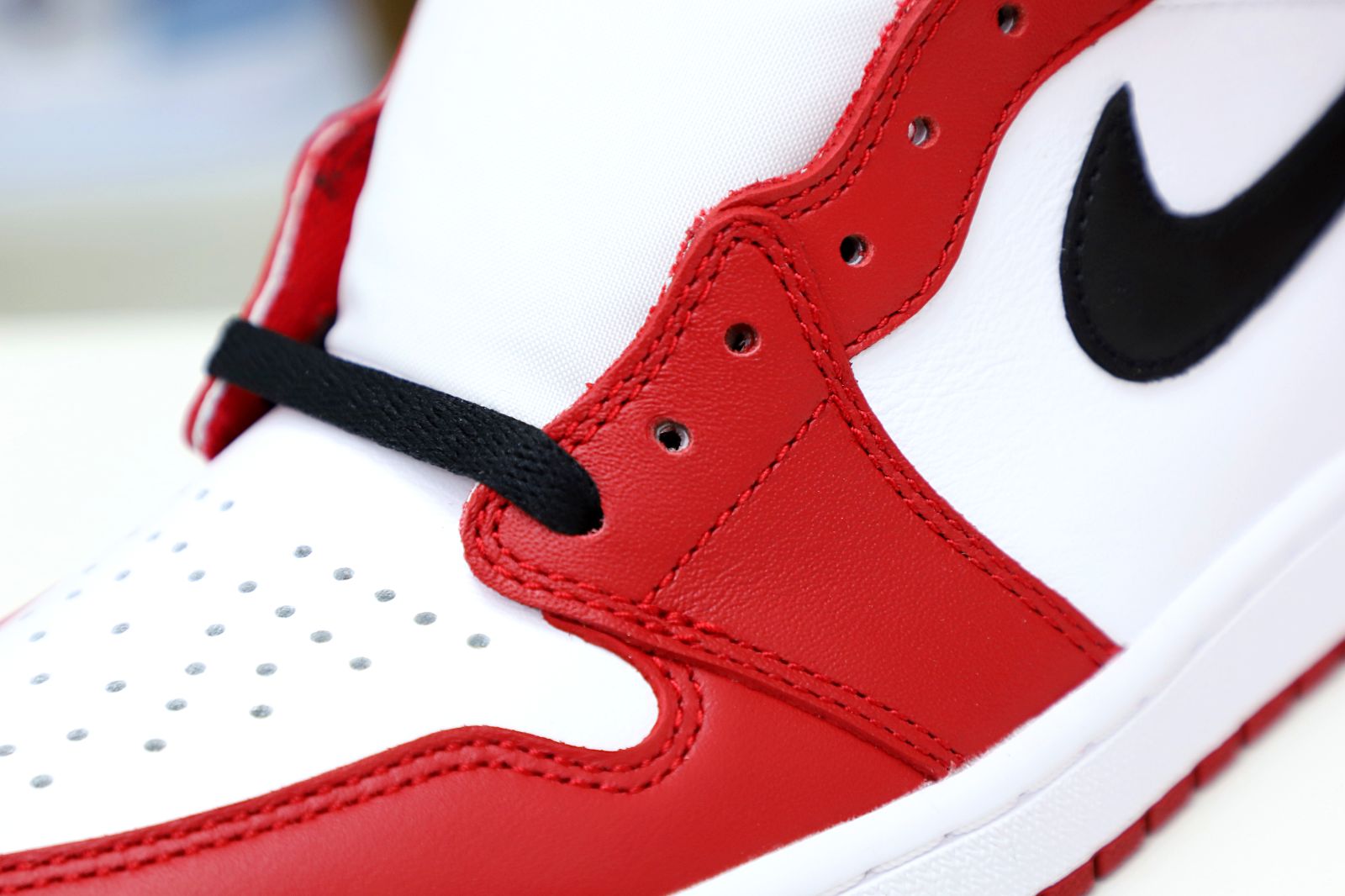 AIR JORDAN 1 RETRO HIGH OG 'CHICAGO' 2015