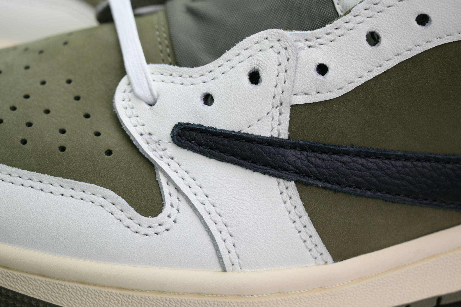 Travis Scott x Jordan Air Jordan 1 Low OG “Medium Olive”