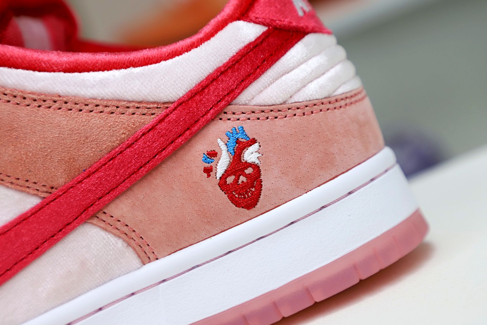 STRANGELOVE X DUNK LOW SB 'VALENTINE'S DAY'