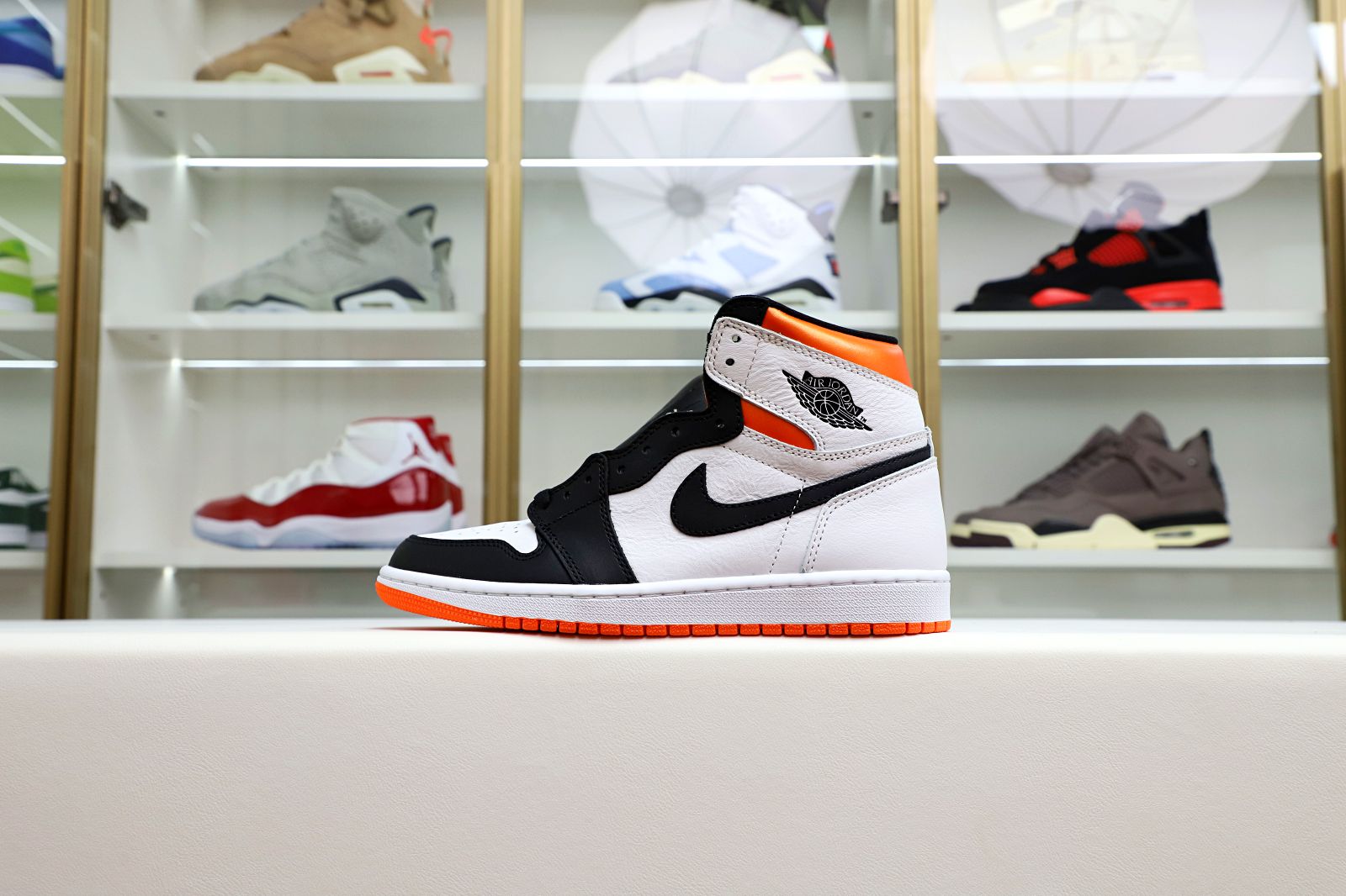 Air Jordan 1 Retro High OG Electro Orange'