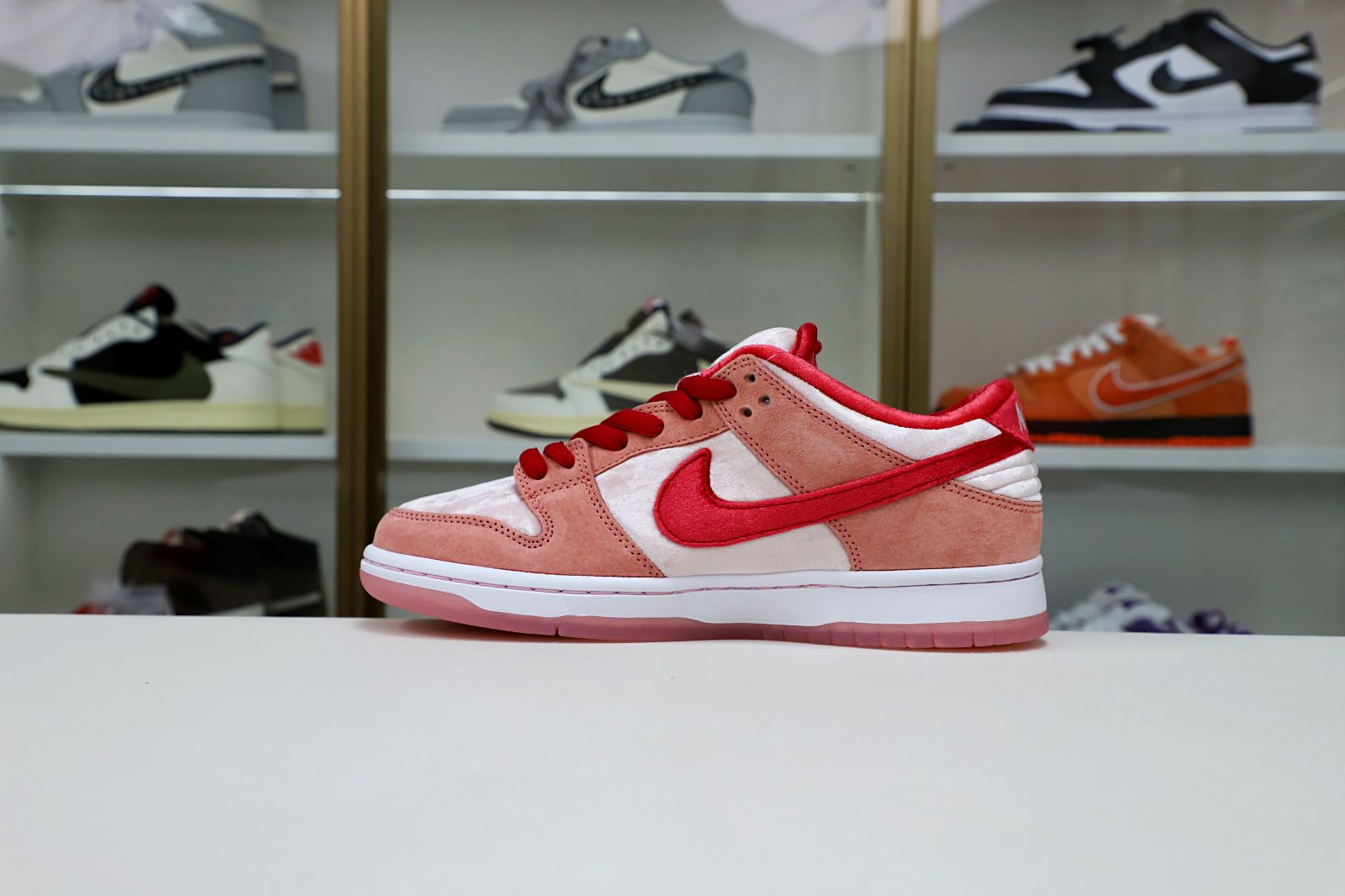 STRANGELOVE X DUNK LOW SB 'VALENTINE'S DAY'