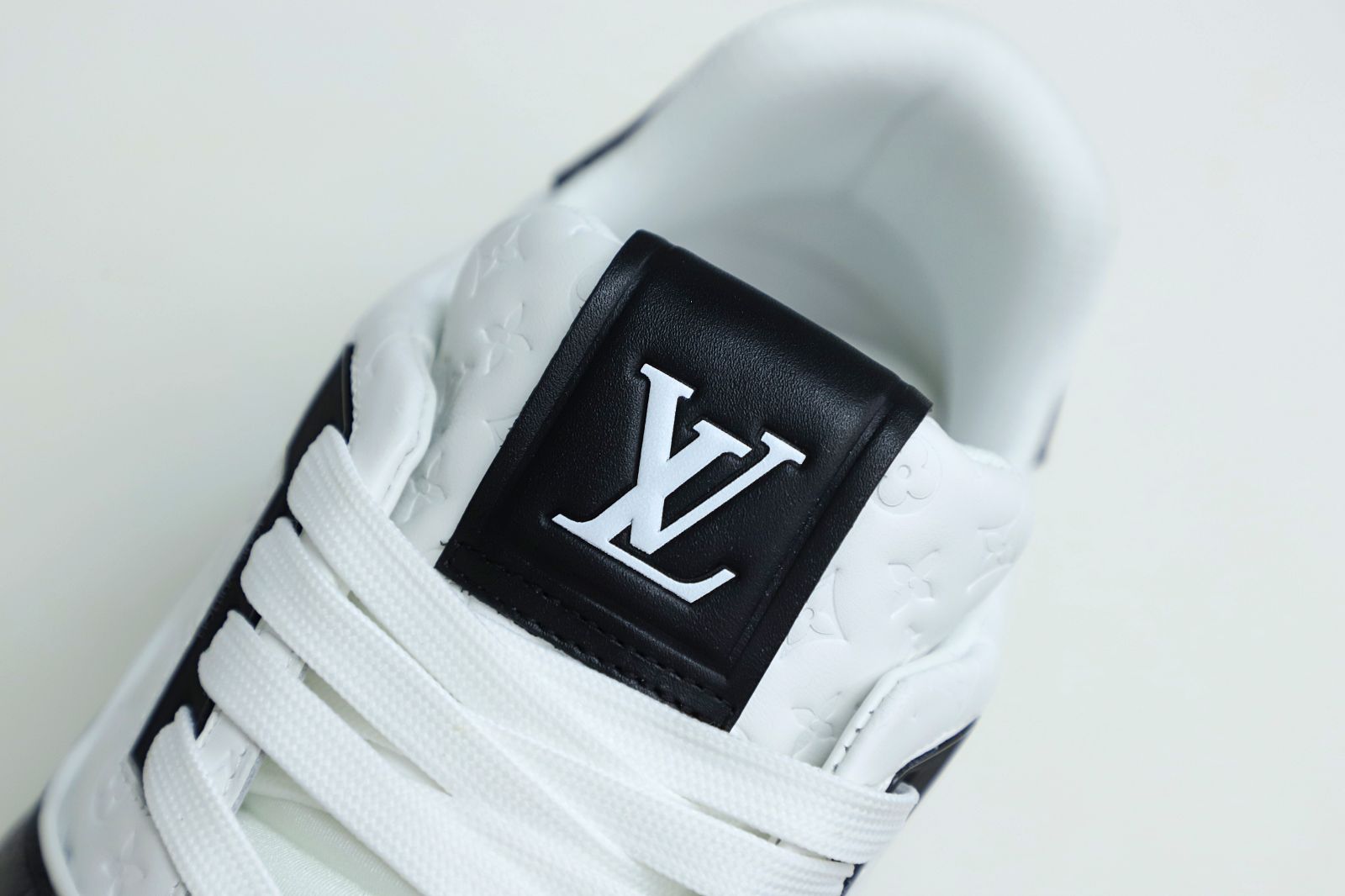 LV   Trainer
