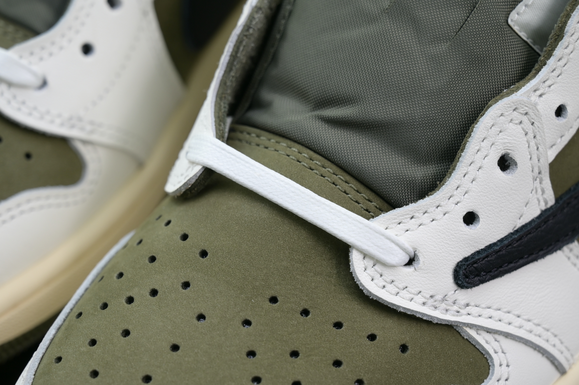 Travis Scott x Jordan Air Jordan 1 Low OG “Medium Olive”