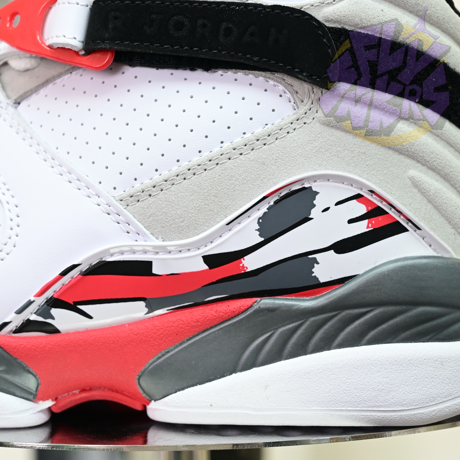 Air Jordan 8 Retro Bugs Bunny  305381-103