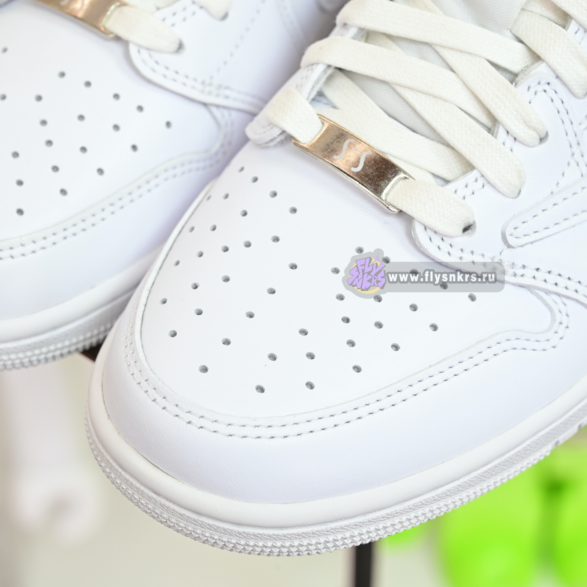 Travis Scott  x Air Jordan 1 TD1228-111