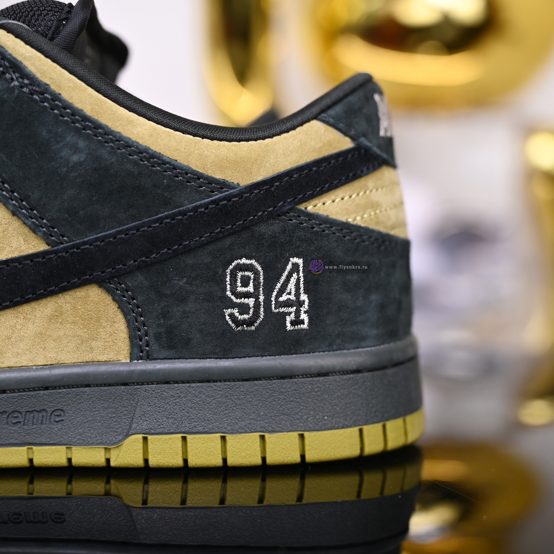 Supreme x Nike Dunk SB Dunk Low HQ8487-300