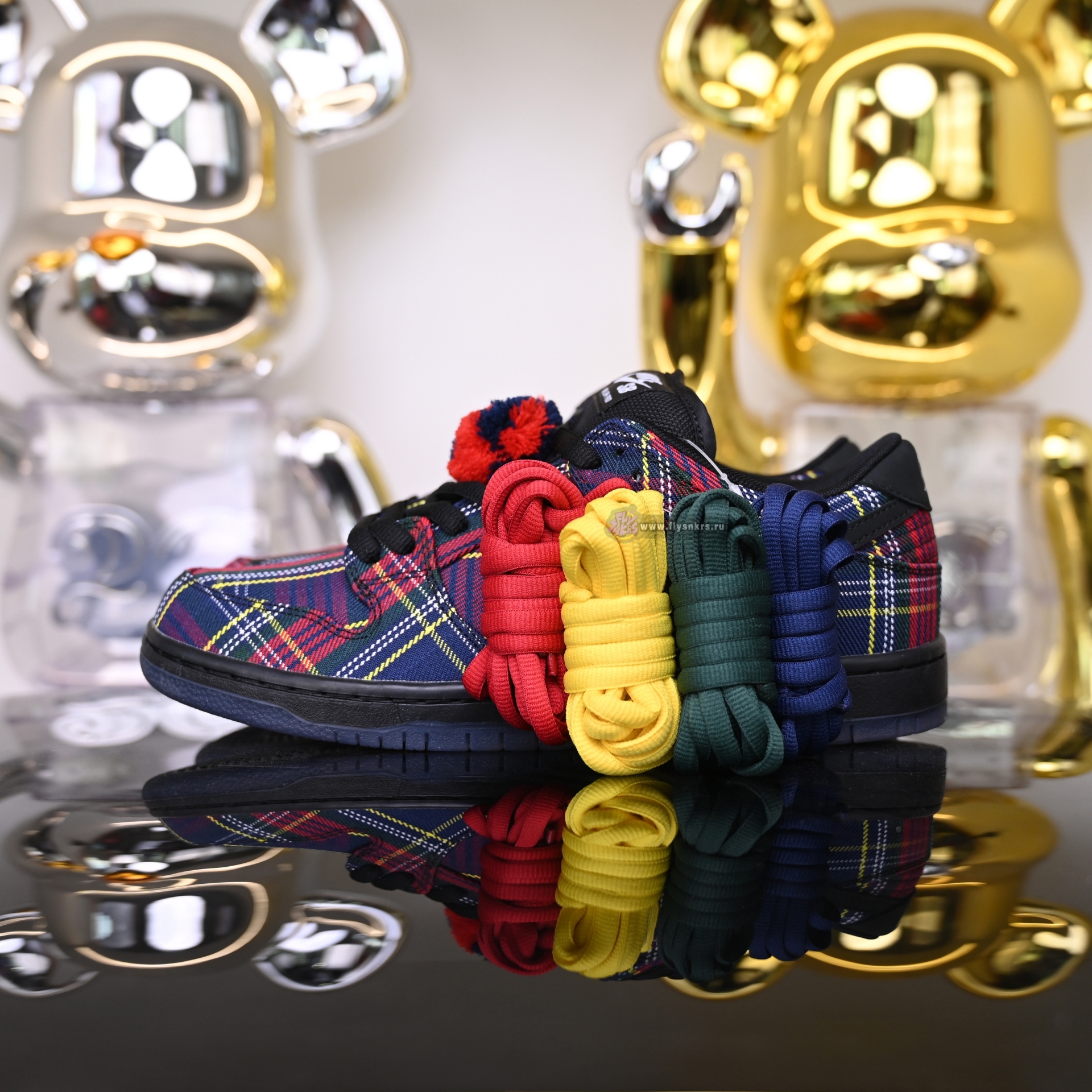 Nardwuar x Nike SB Dunk Low  II1493-600