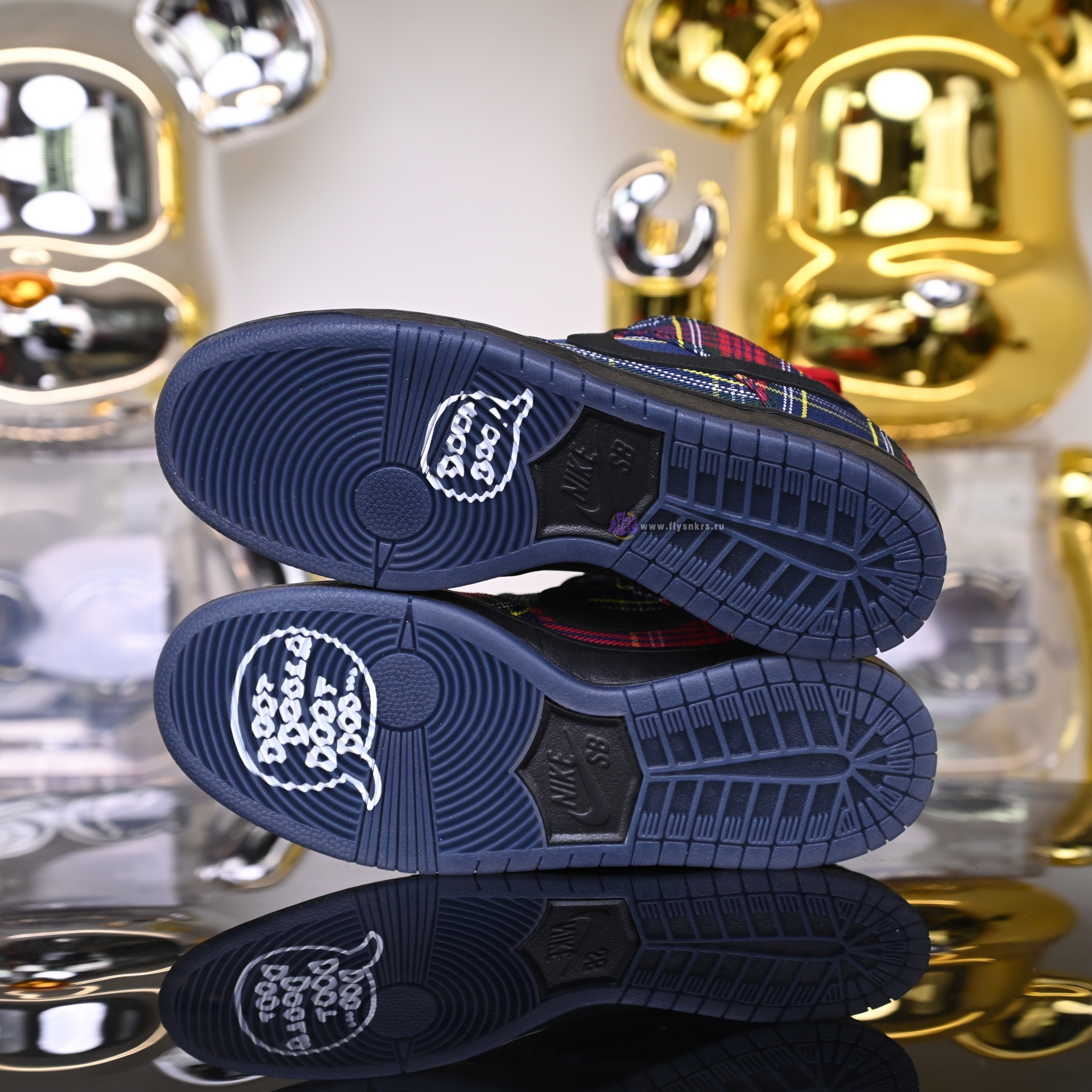 Nardwuar x Nike SB Dunk Low  II1493-600