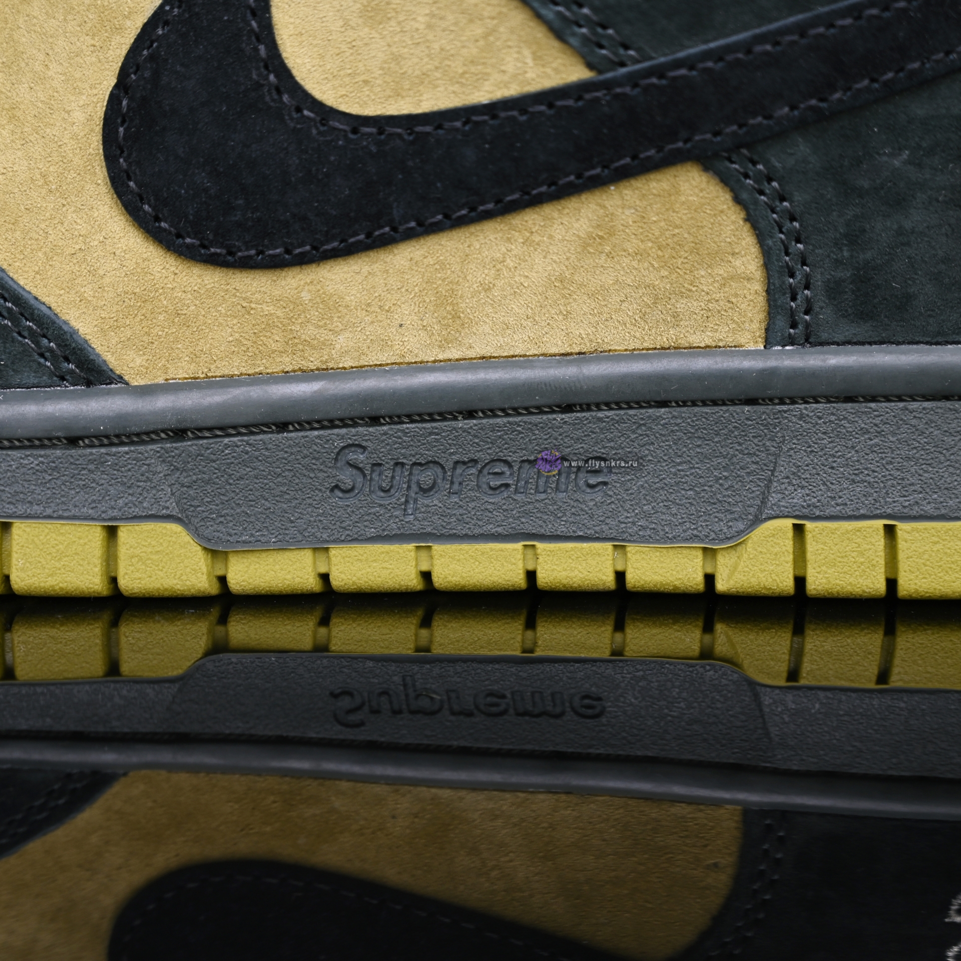 Supreme x Nike Dunk SB Dunk Low HQ8487-300