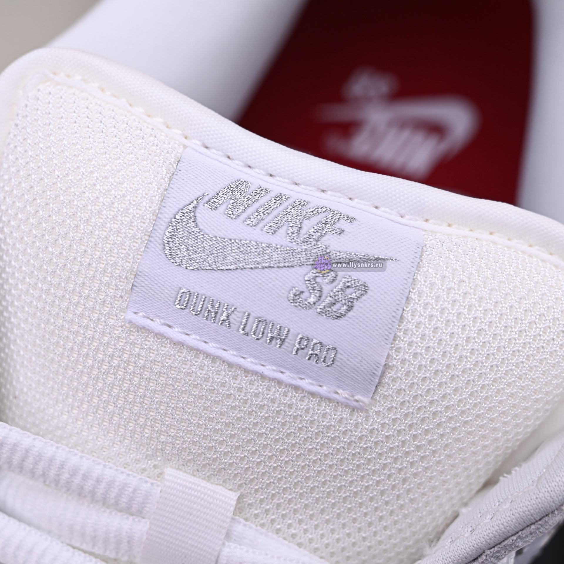 Supreme x Nike Dunk SB Low HQ8487-100