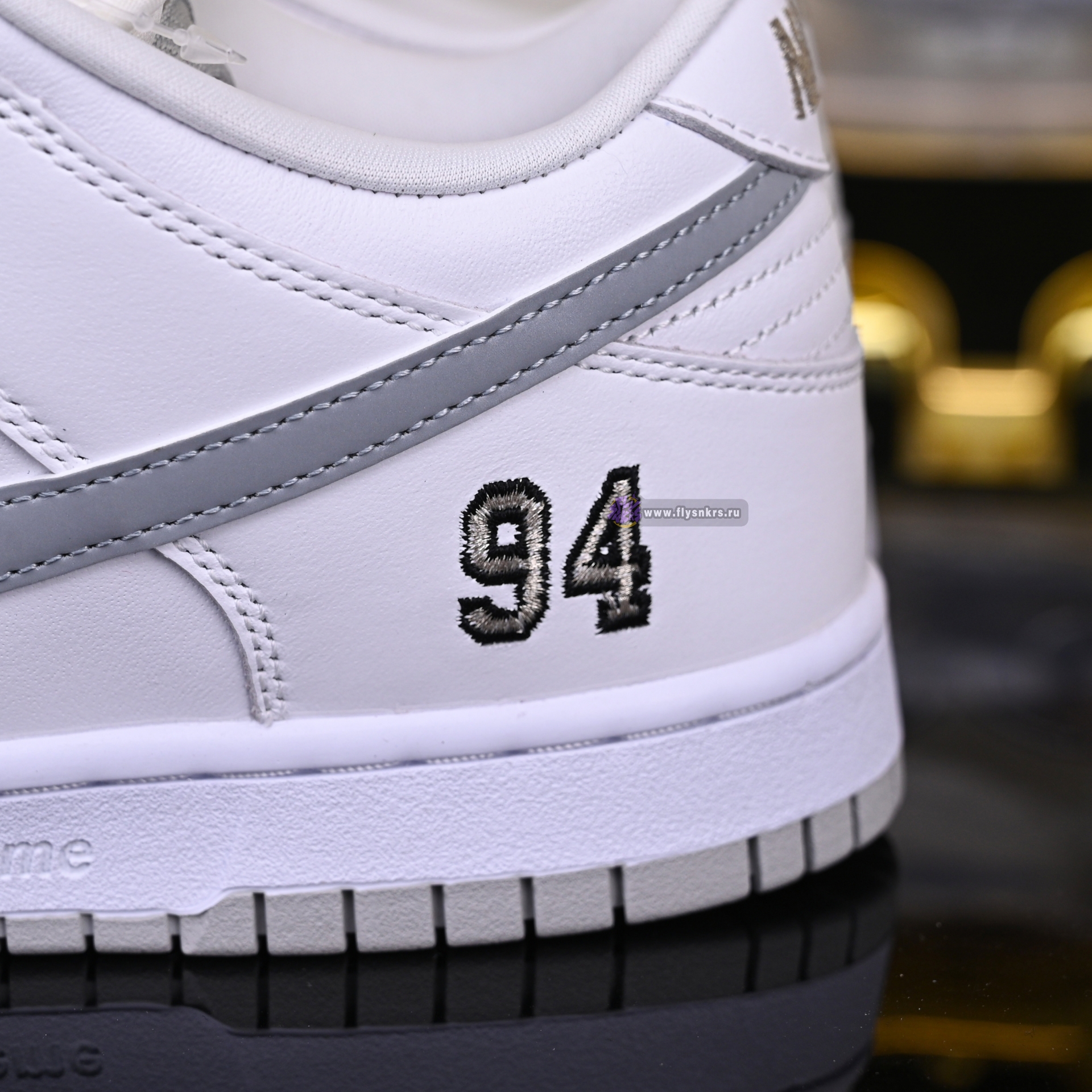 Supreme x Nike Dunk SB Low HQ8487-100