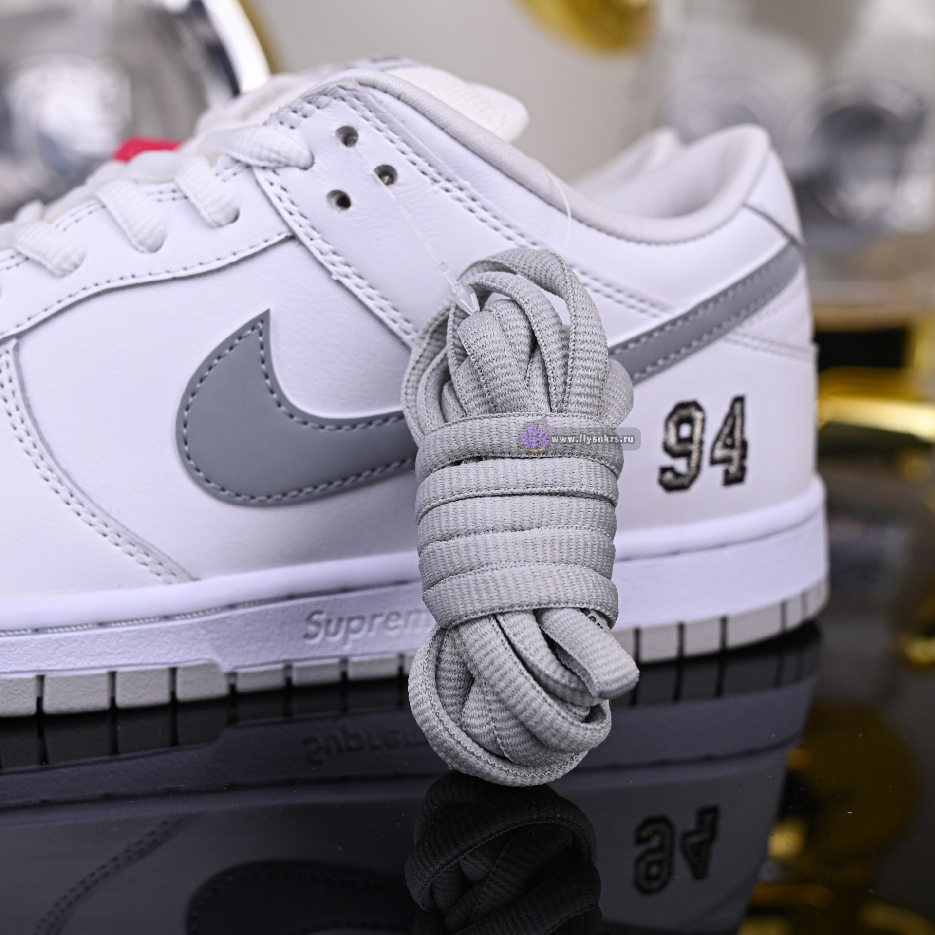 Supreme x Nike Dunk SB Low HQ8487-100