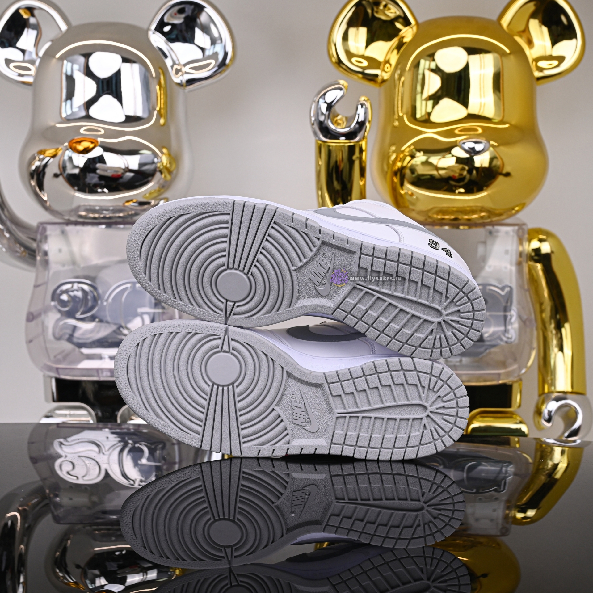 Supreme x Nike Dunk SB Low HQ8487-100