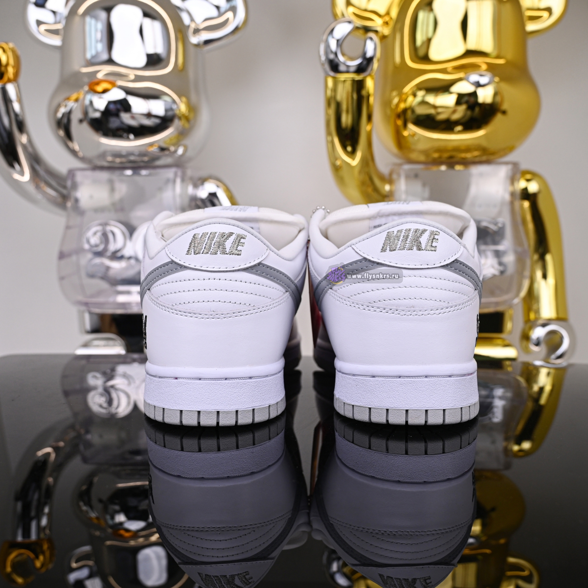 Supreme x Nike Dunk SB Low HQ8487-100