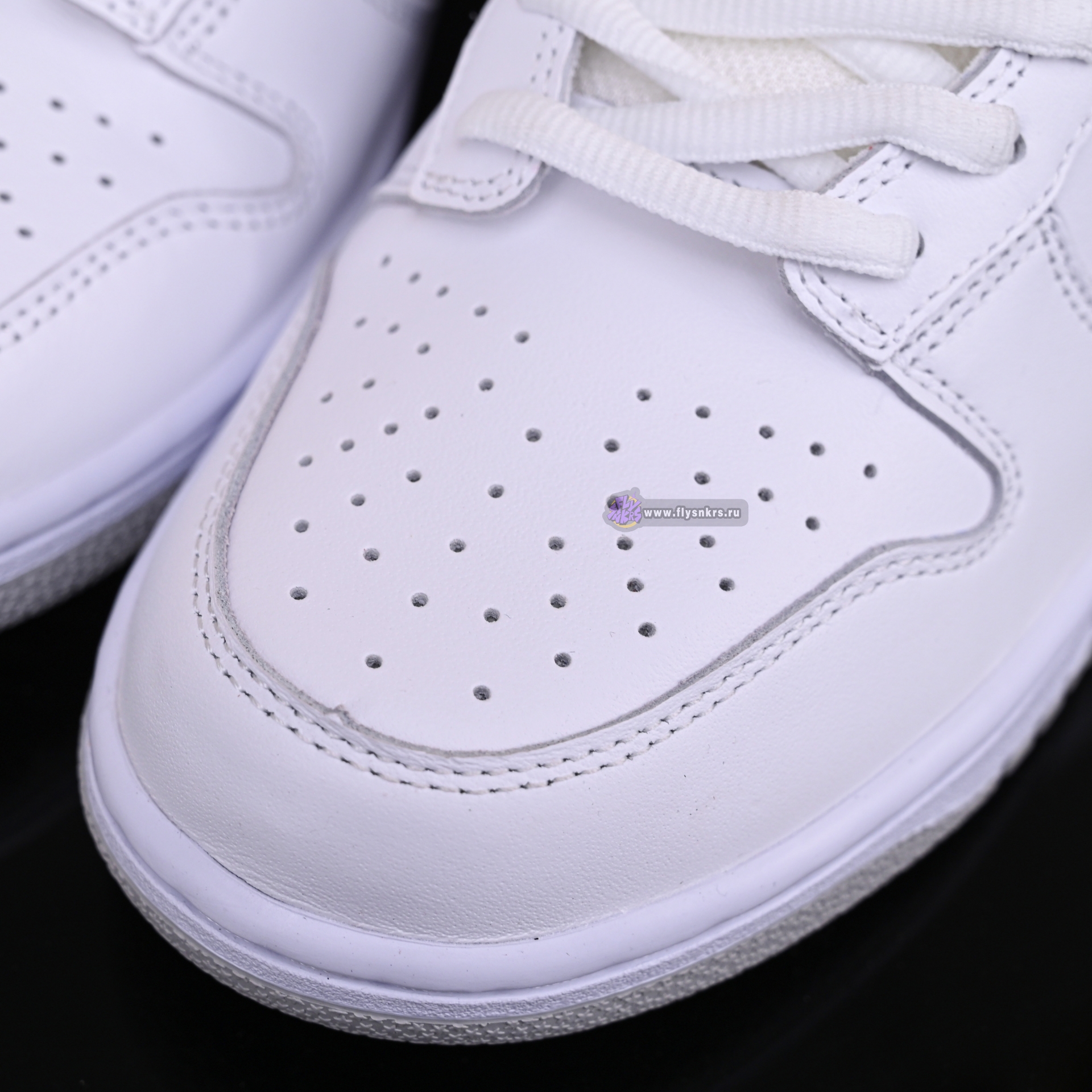 Supreme x Nike Dunk SB Low HQ8487-100