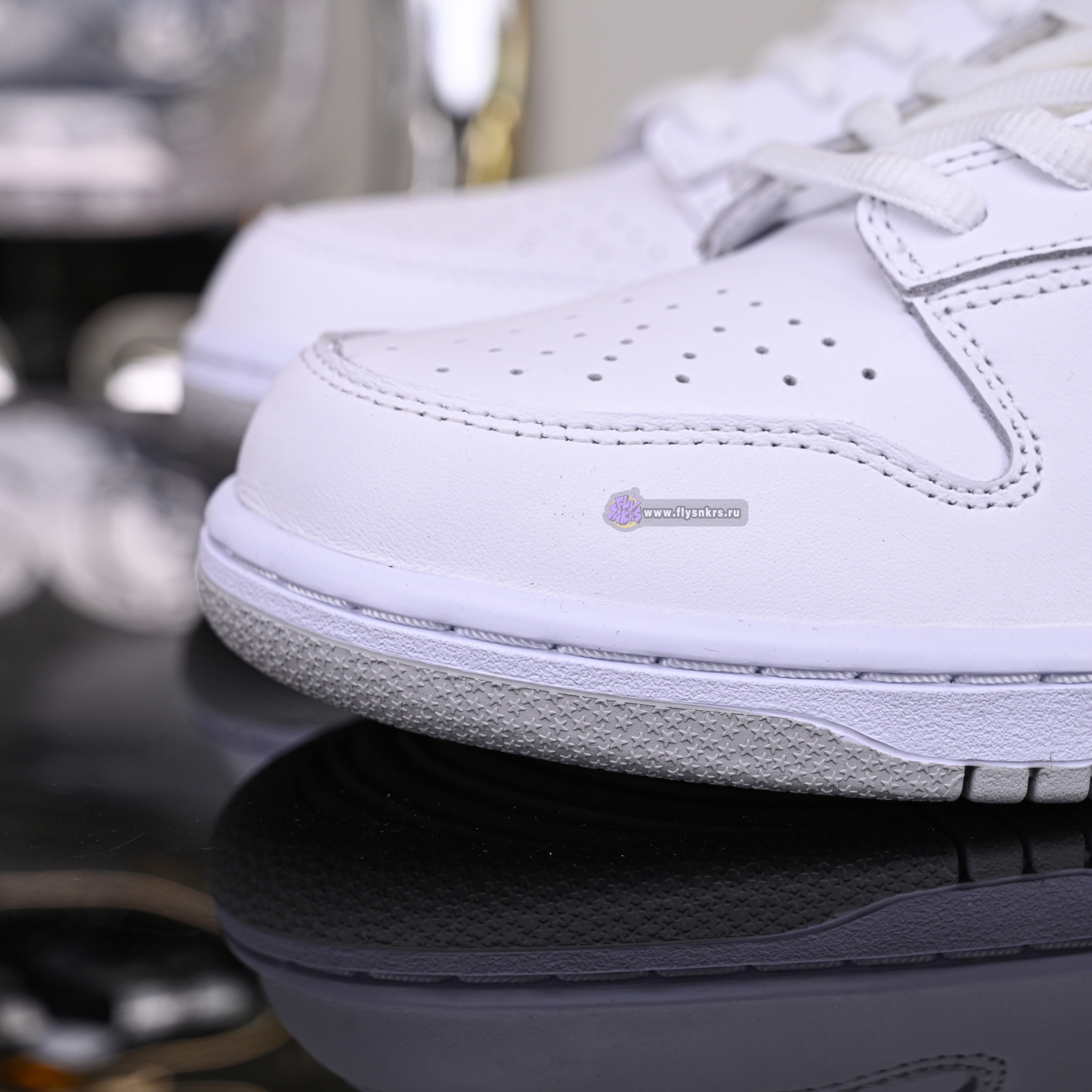 Supreme x Nike Dunk SB Low HQ8487-100