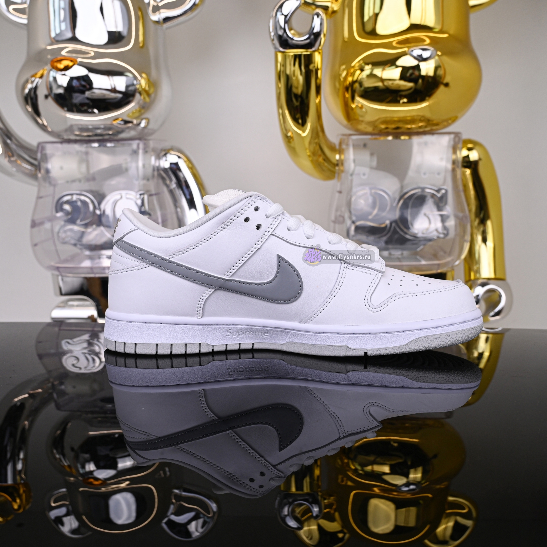 Supreme x Nike Dunk SB Low HQ8487-100