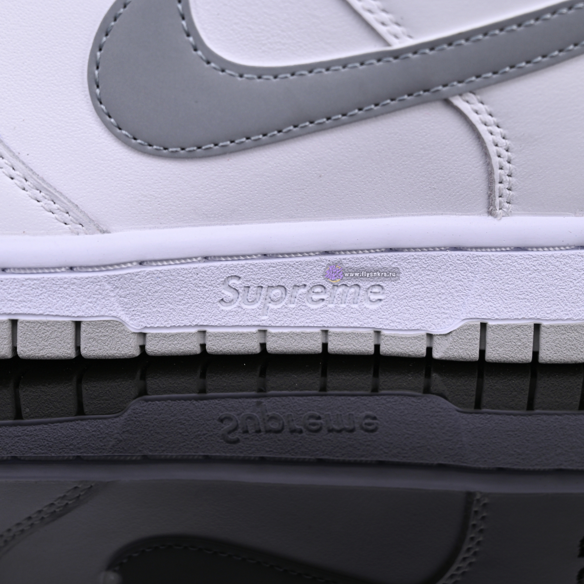 Supreme x Nike Dunk SB Low HQ8487-100