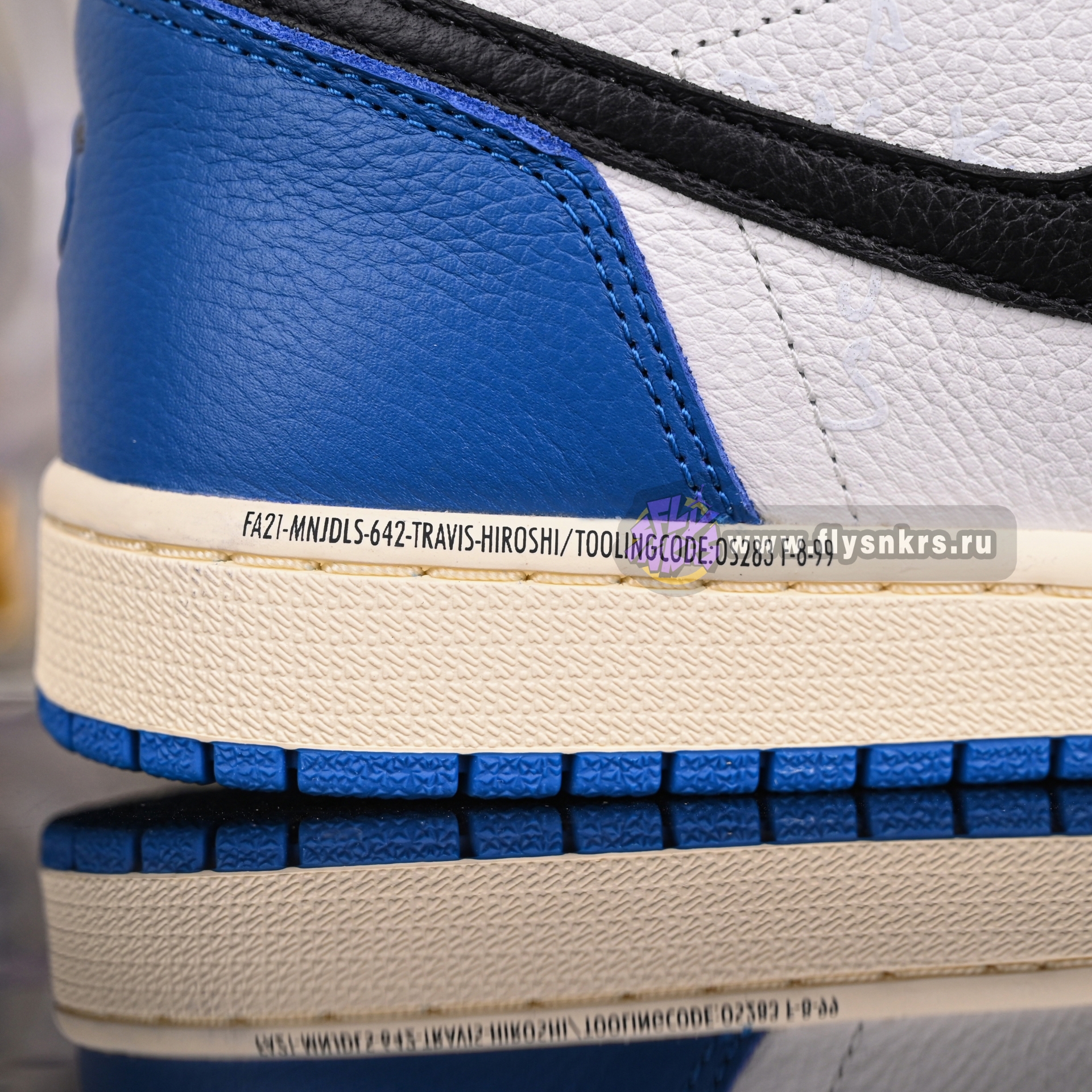 FRAGMENT DESIGN X TRAVIS SCOTT X AIR JORDAN 1 RETRO HIGH DH3277-105